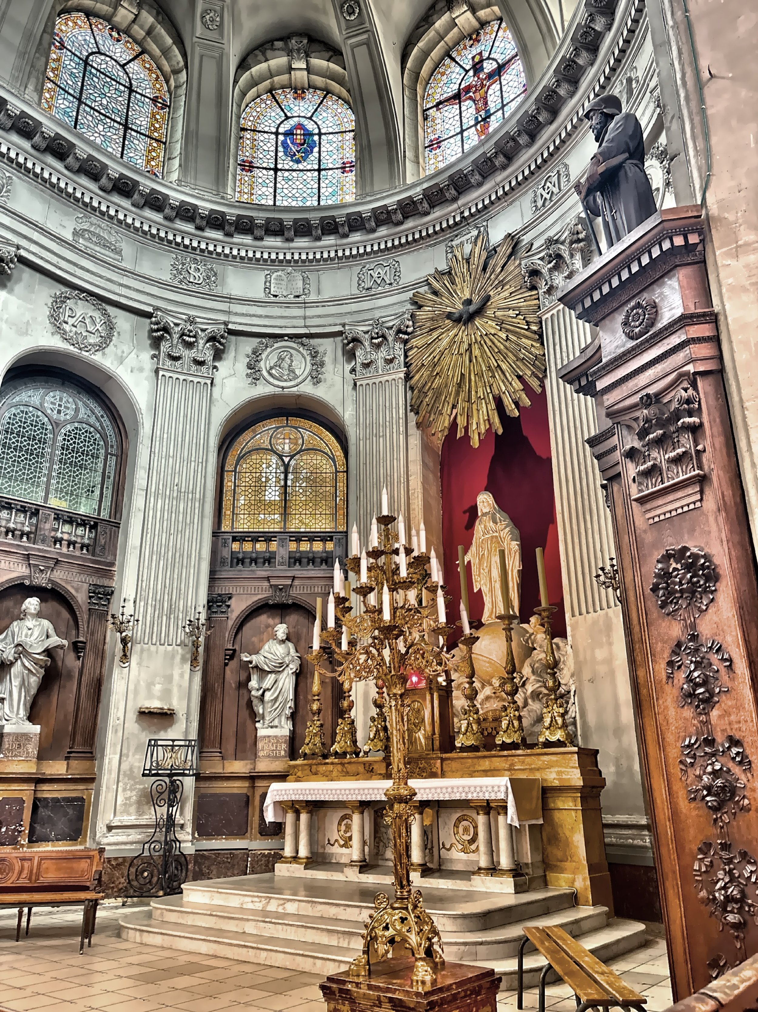  The classic interior of Notre-Dame-des-Blancs-Manteaux church rebuilt between 1685 and 1689. 