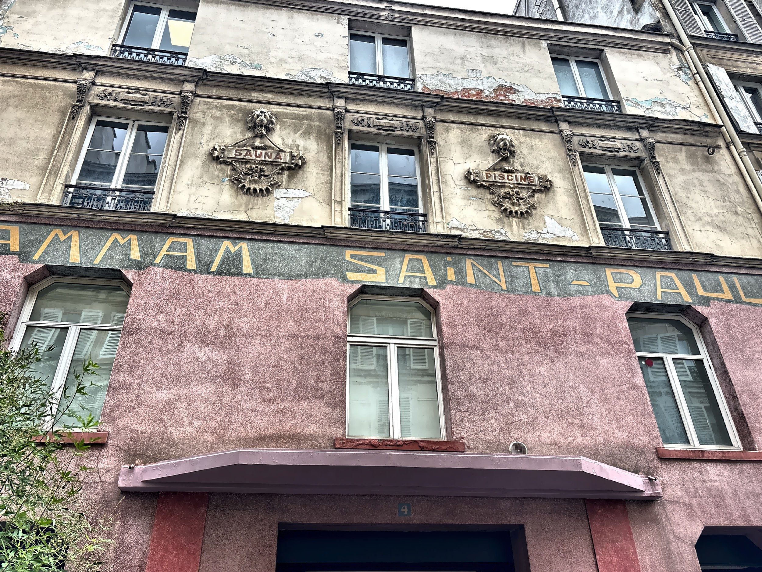  The former Hammam Saint-Paul, built in 1856, offered a sauna and a swimming pool before closing in 1990. 