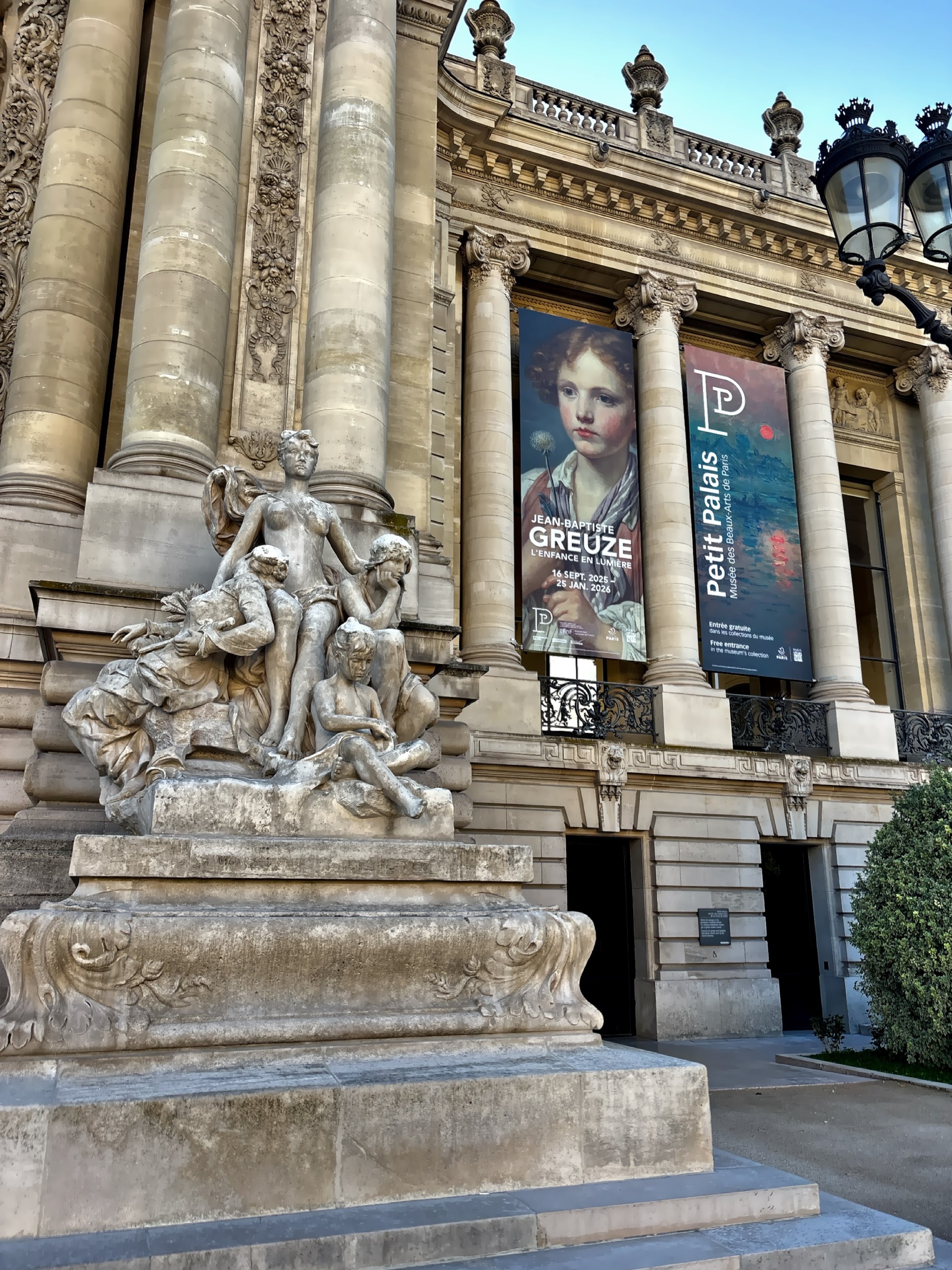  The sculpture of ‘La Seine et ses affluents’ by Desire-Maurice Ferrary in front of Petit Palais. 