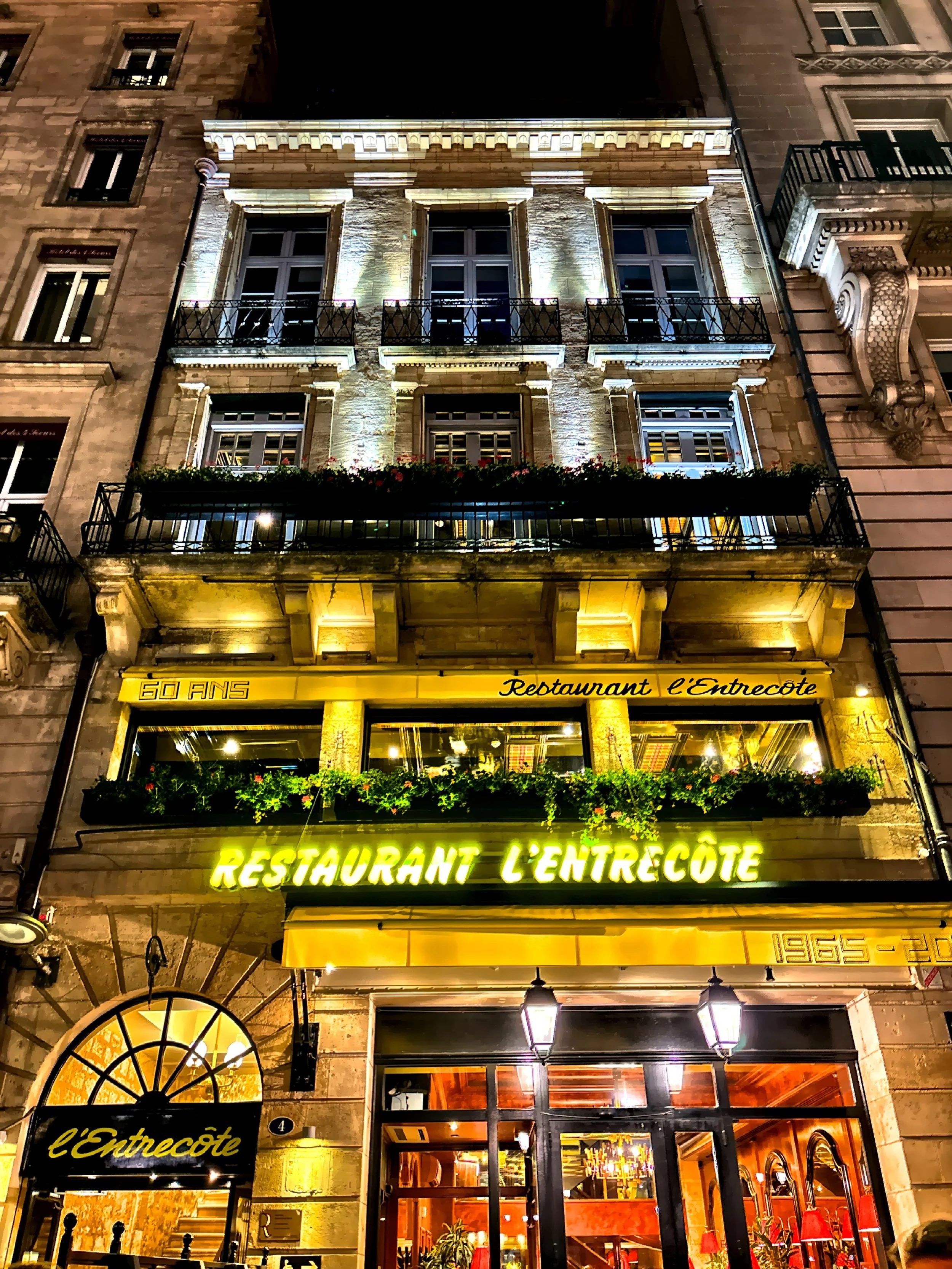  The famous French restaurant chain Le Relais de Venise L’Entrecote, known for its unique single-item menu, consisting of solely a green salad with walnuts, steak and unlined French fries served with a famous sauce.  They do not take reservations and