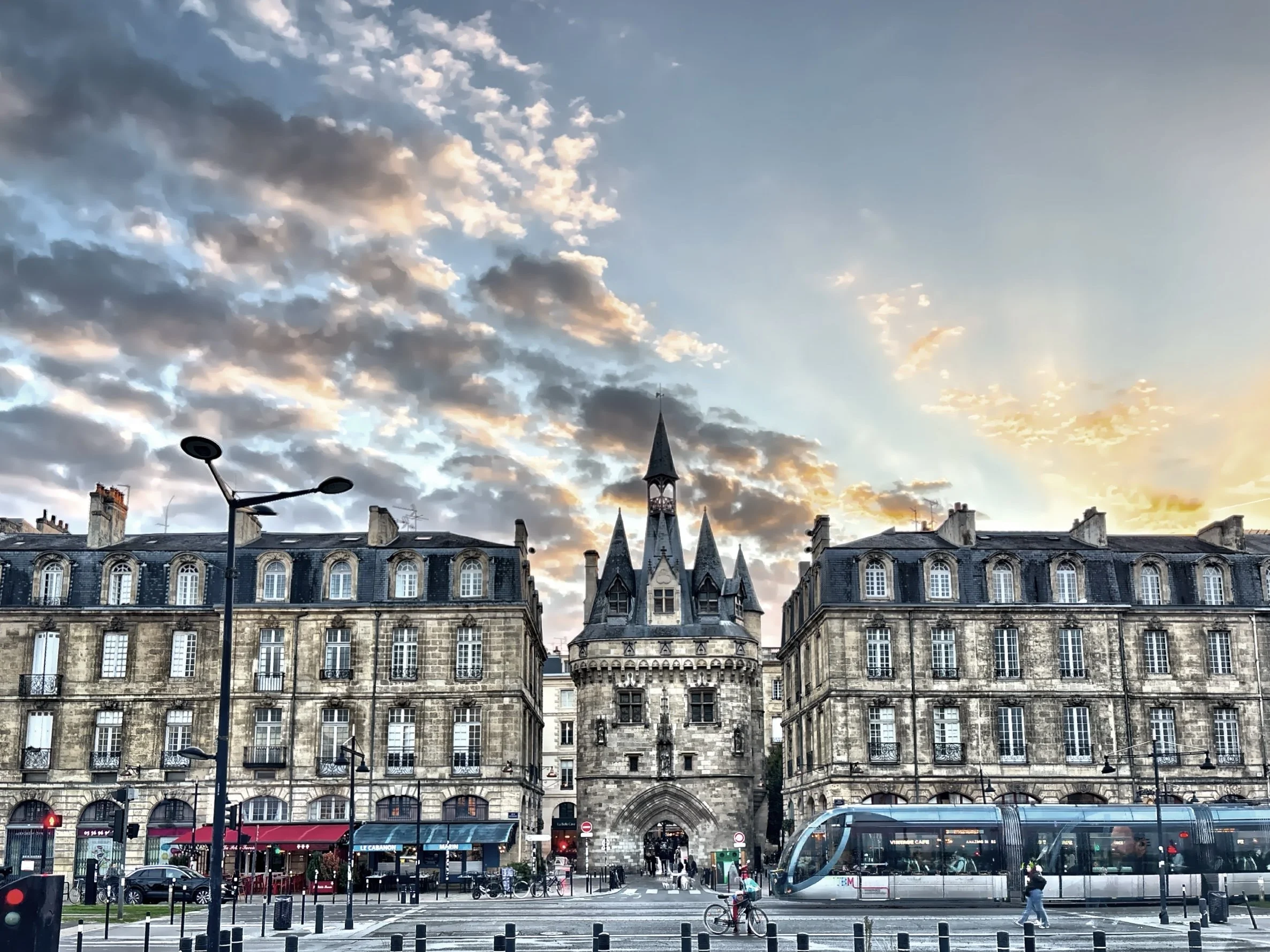  The area surrounding Porte Cailhau has been largely pedestrianized since 2009 and is a key part of the city’s historic center. 