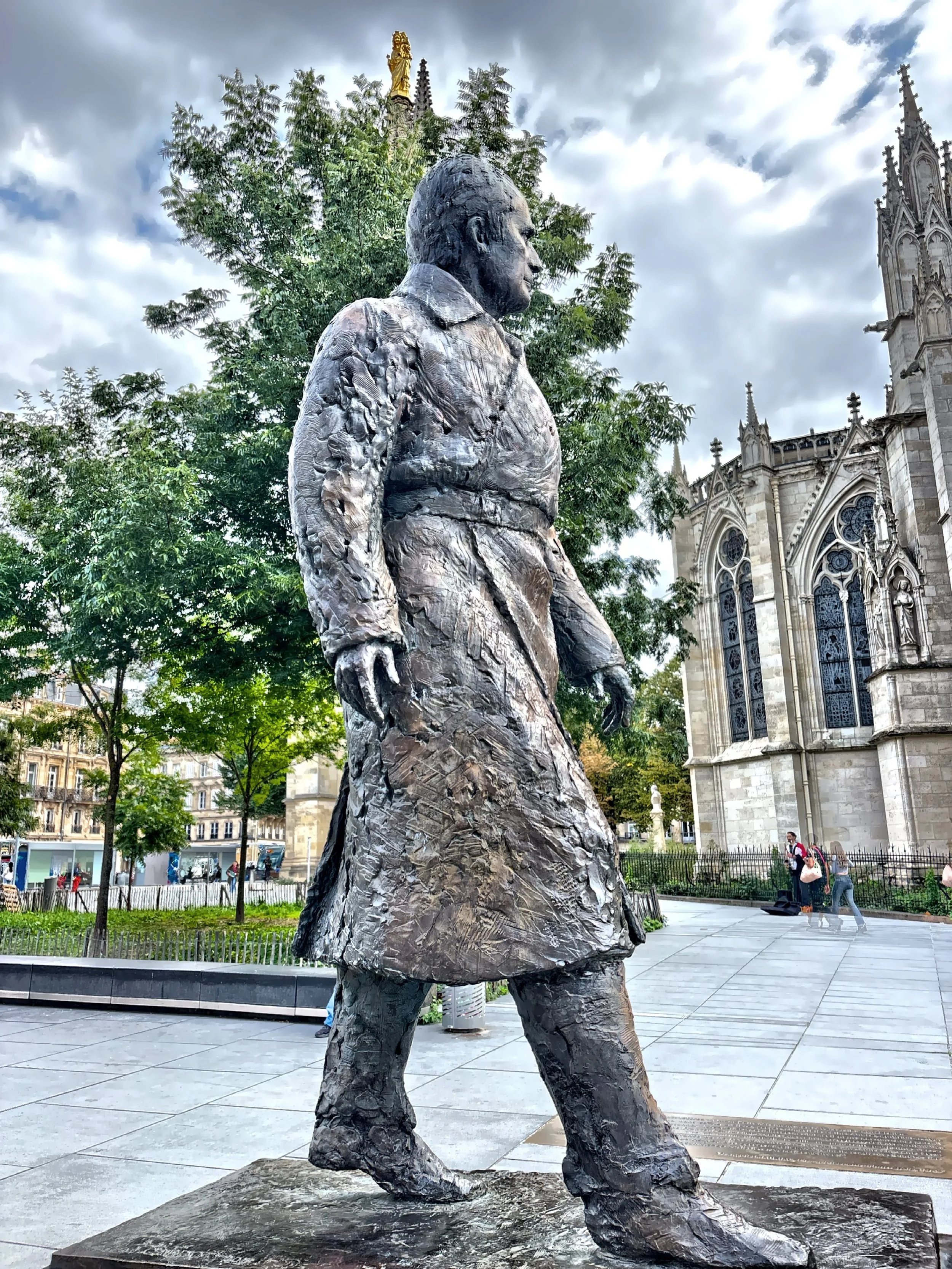  Statue of Mayor and Prime Minister Jacques Chaban-Delmas, who played a key role in the renovation and preservation of the area’s architecture. 