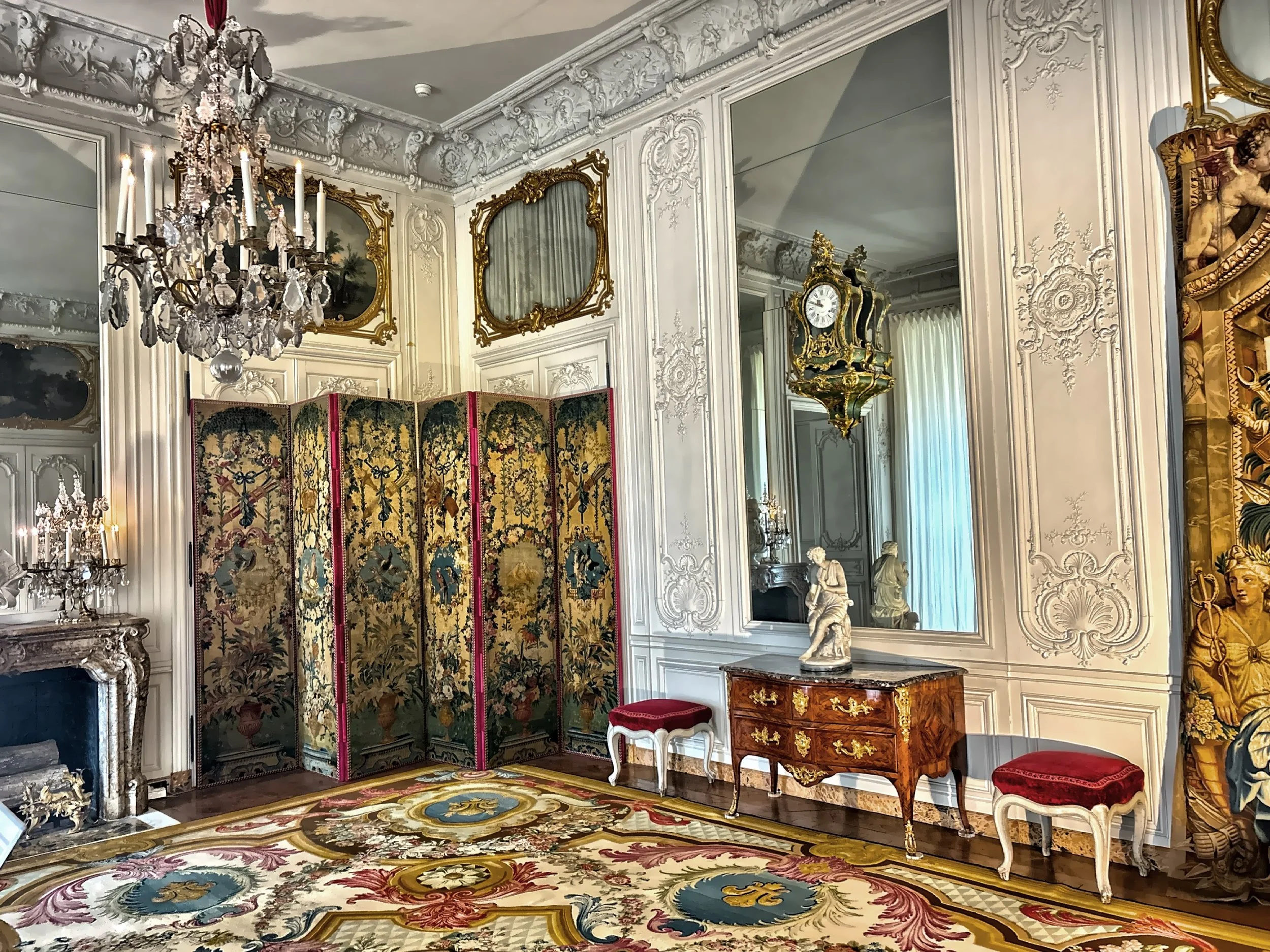  Opulence etched in every golden detail. 