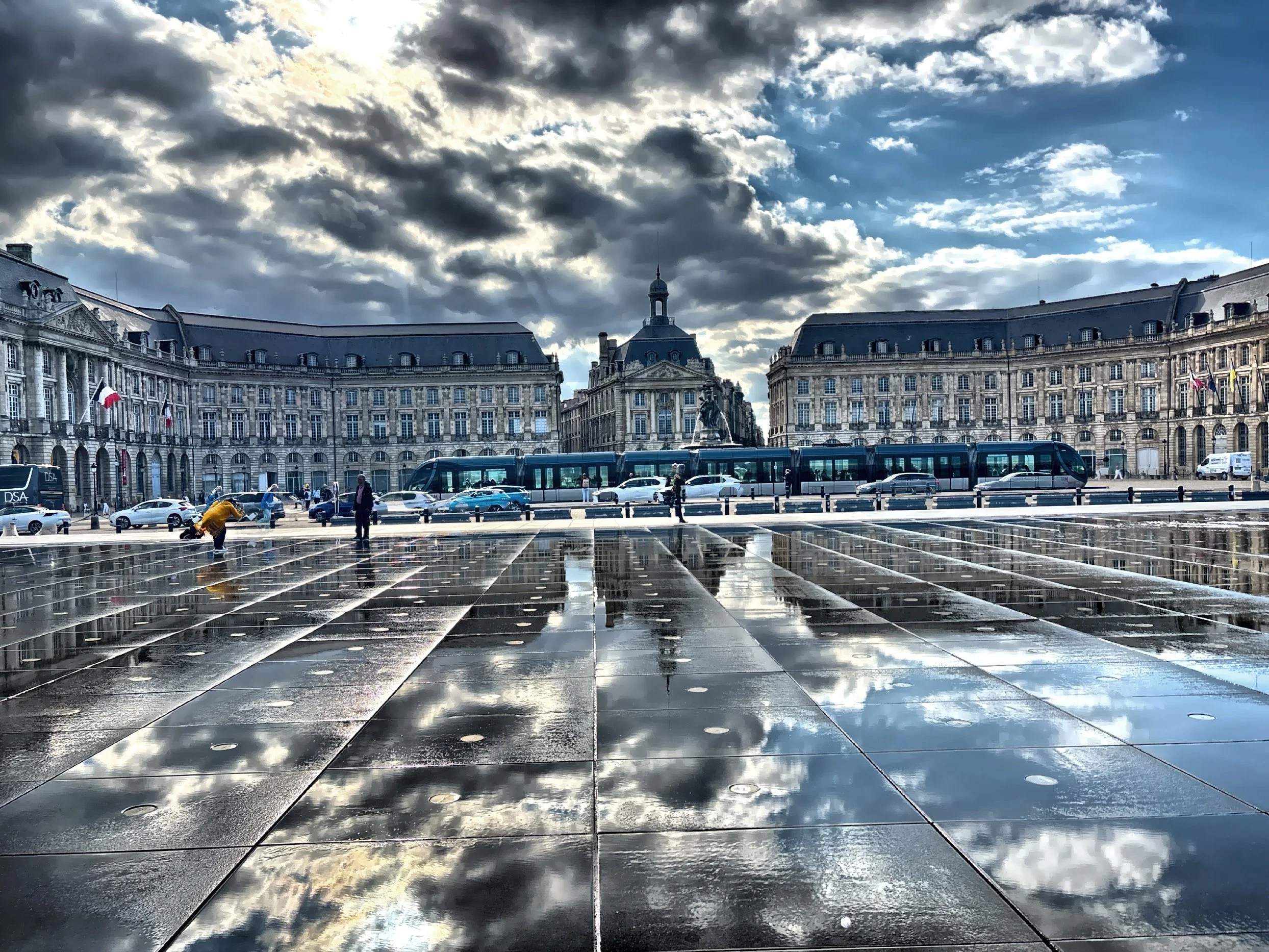  Walking along the Garonne River you will see the water mirror reflecting the buildings and sky and giving the whole area a laid-back, almost dreamy vibe. 