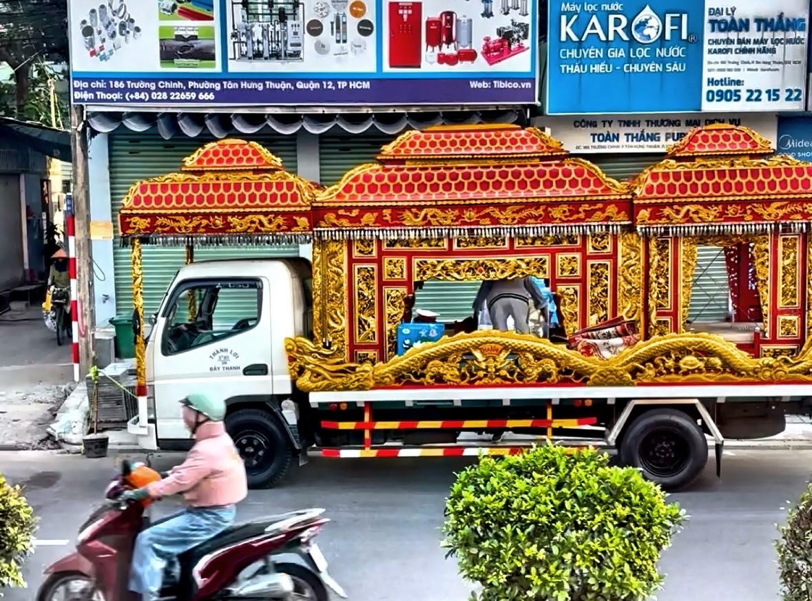 A traditional Vietnamese funeral procession vehicle, known as a xe tang. These vehicles are used to transport the deceased and are often elaborately decorated with ornate carvings and colorful designs. #funeral #việtnam #vietnam #vietnamesefuneral #c