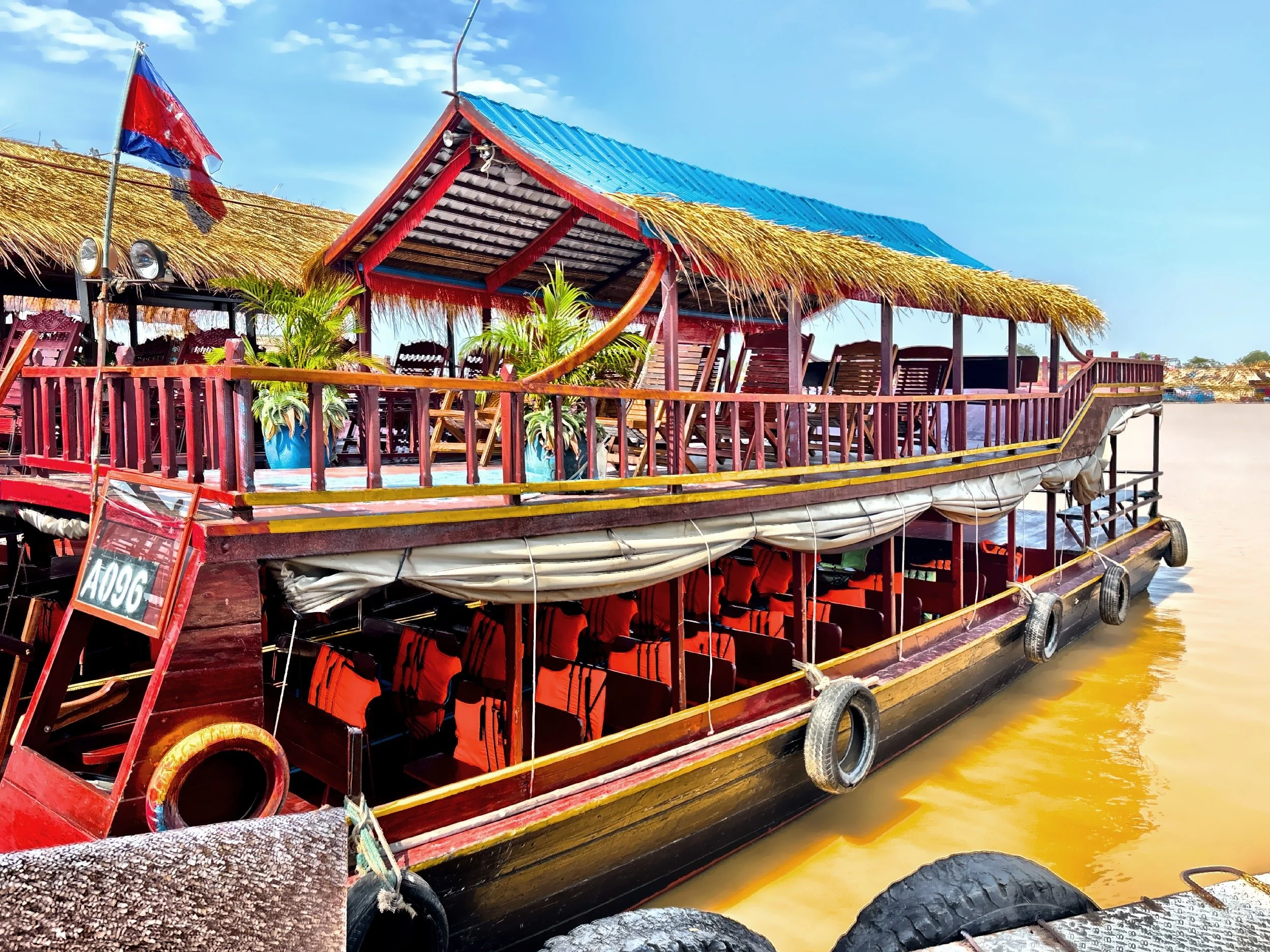  A traditional-style wooden boat we boarded for the tour. 