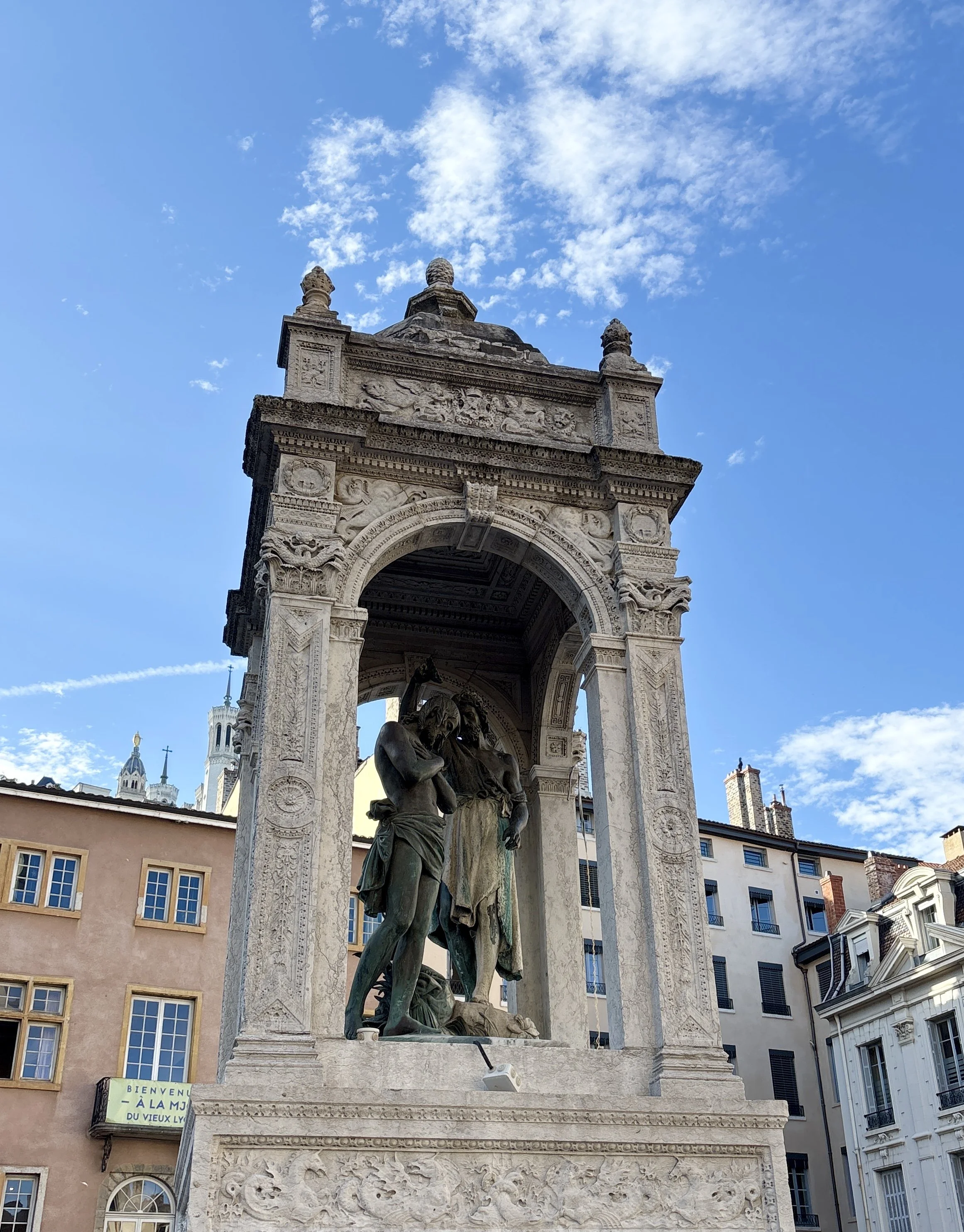  The 19th-century fountain features a bronze sculpture depicting the baptism of Jesus by John the Baptist. 