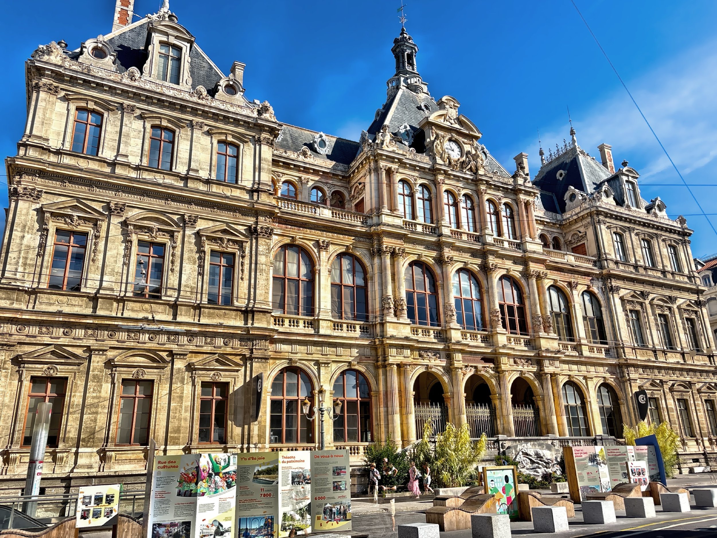  The Palais de la Bourse which was inaugurated in 1860. 