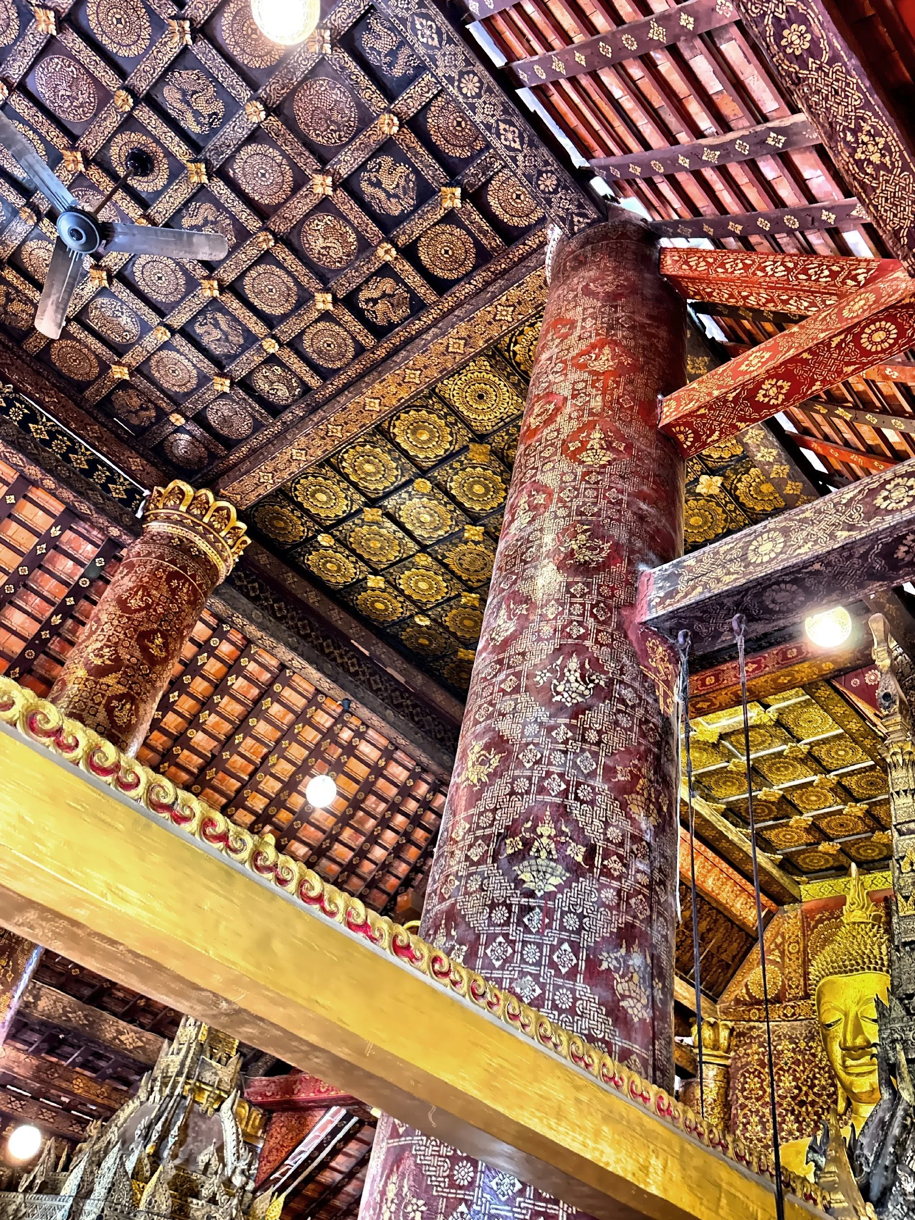  Decorative pillars and ceiling. 
