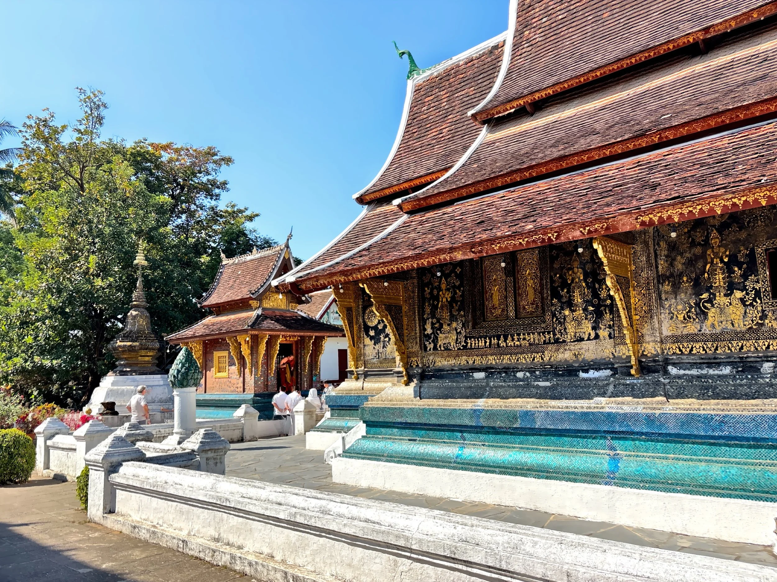  It is a classic example of Luang Prabang style and features a gracefully sloping roof. 