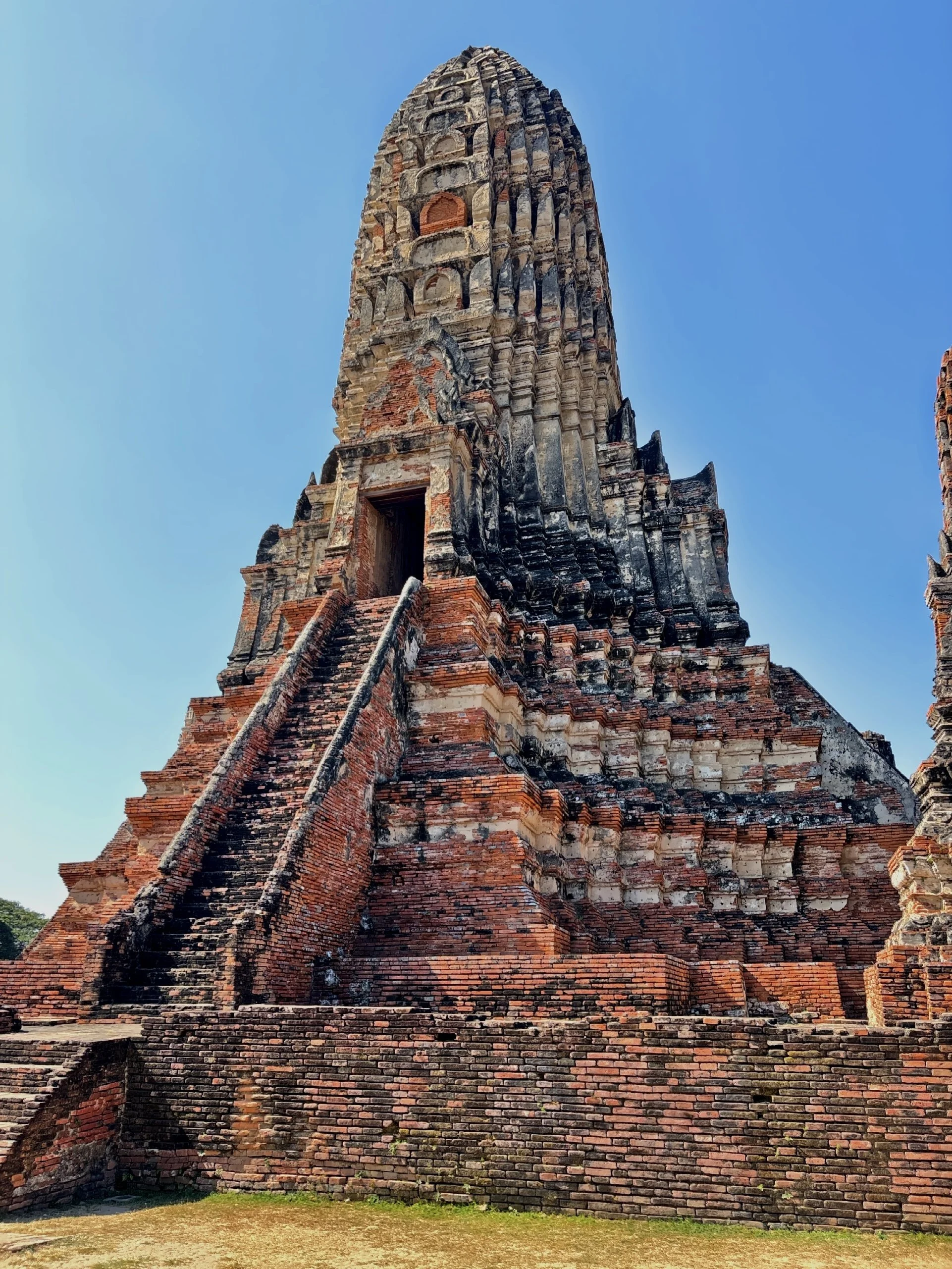  Wat Chaiwatthanaram, an outstanding structure designed in the Khmer style, was laid out to represent a cosmological chart of the Buddhist universe. 