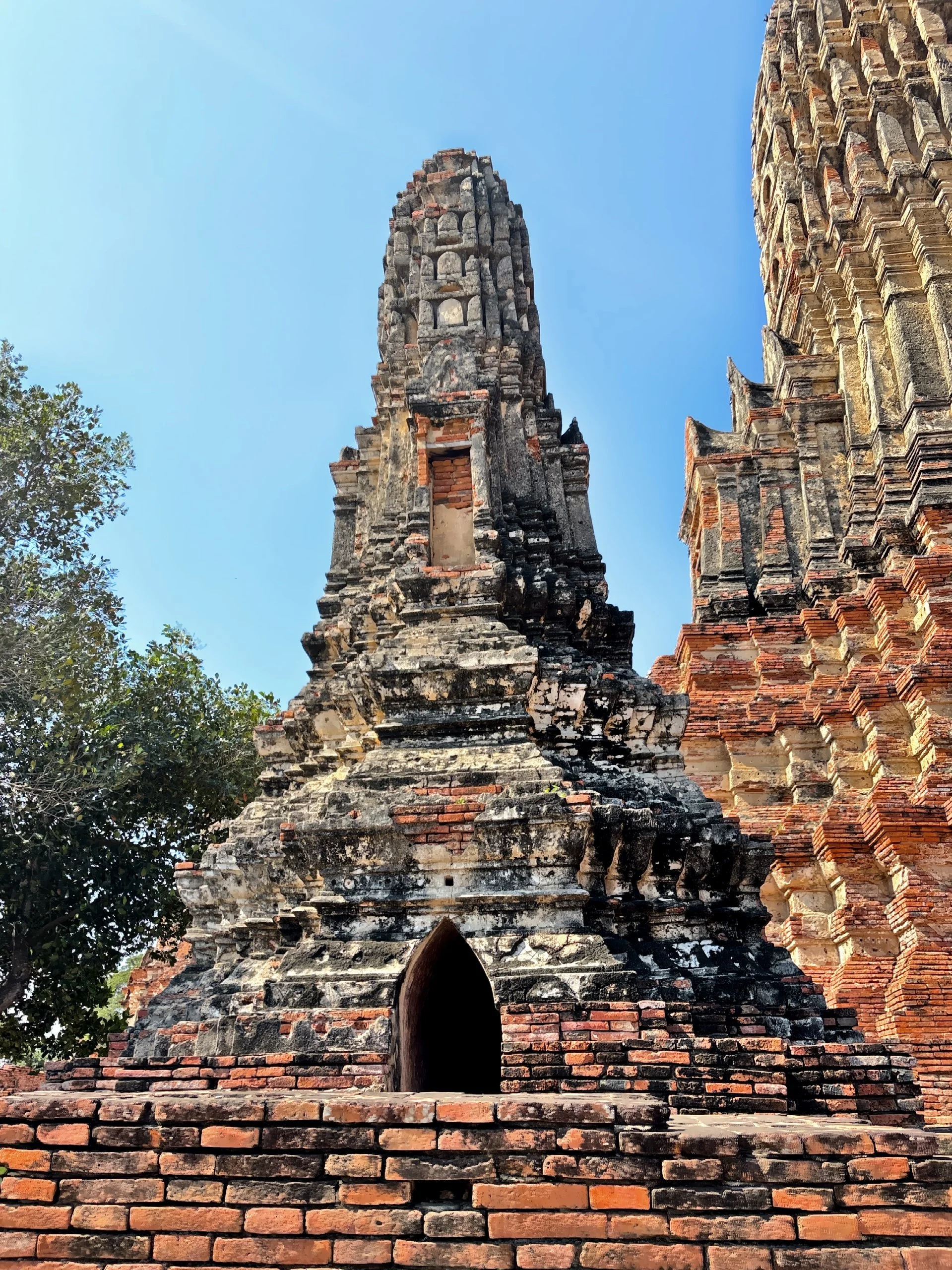  Ayutthaya Historical Park is ruins of a once thriving capital of the Kingdom of Siam, filled with ancient temples, crumbling ruins, and centuries of history waiting to be explored. 