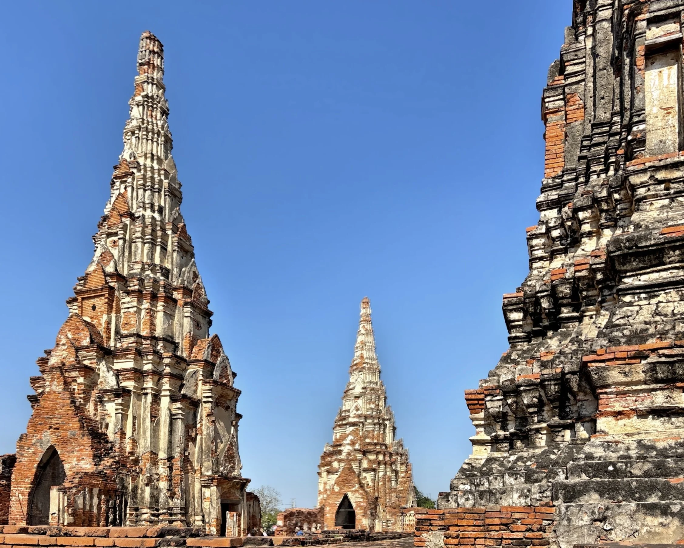  Wat Phra Si Sanphet, the “Temple of the Holy, Splendid Omniscient,” stands as Ayutthaya’s most sacred royal temple. Today, three iconic bell-shaped towers have become symbols of Thailand’s golden age. 