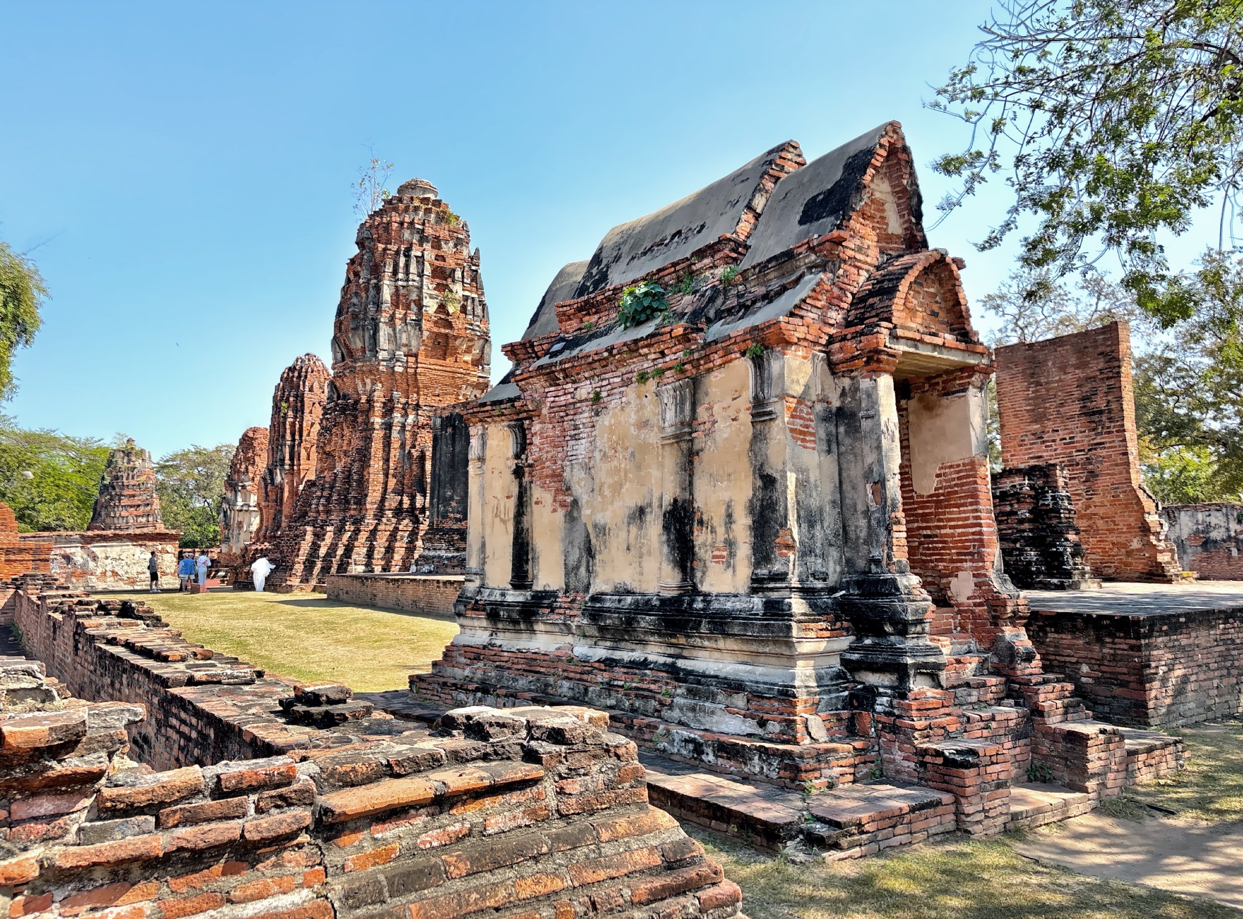 Wat Ratchaburana features a large and deep crypt with three main chambers that once housed numerous treasures and gold artifacts. 