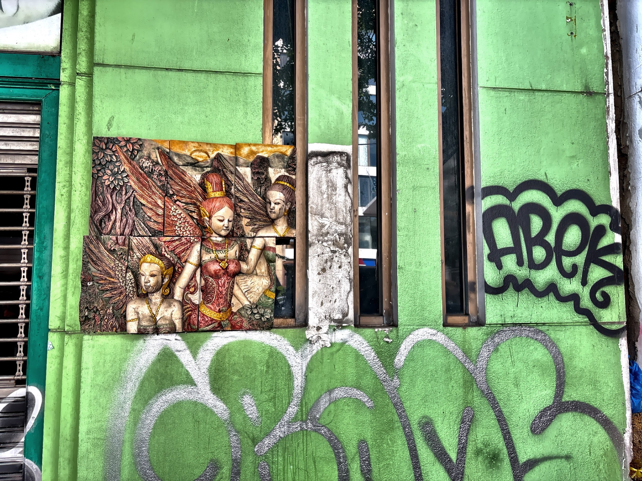  A modern mural designed to resemble traditional Thai temple rubbings. 