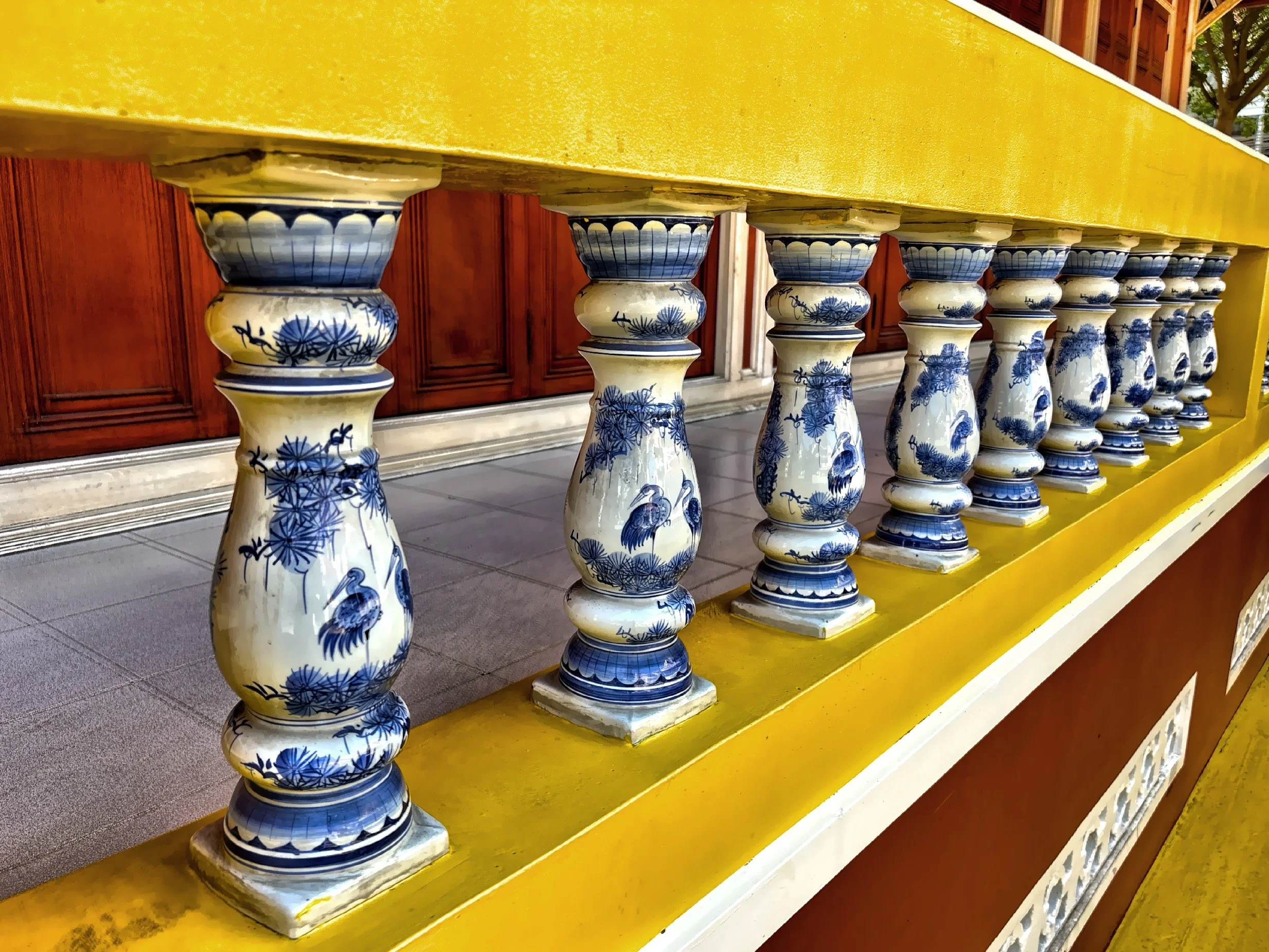  Decorative ceramic porcelain railing baluster. 