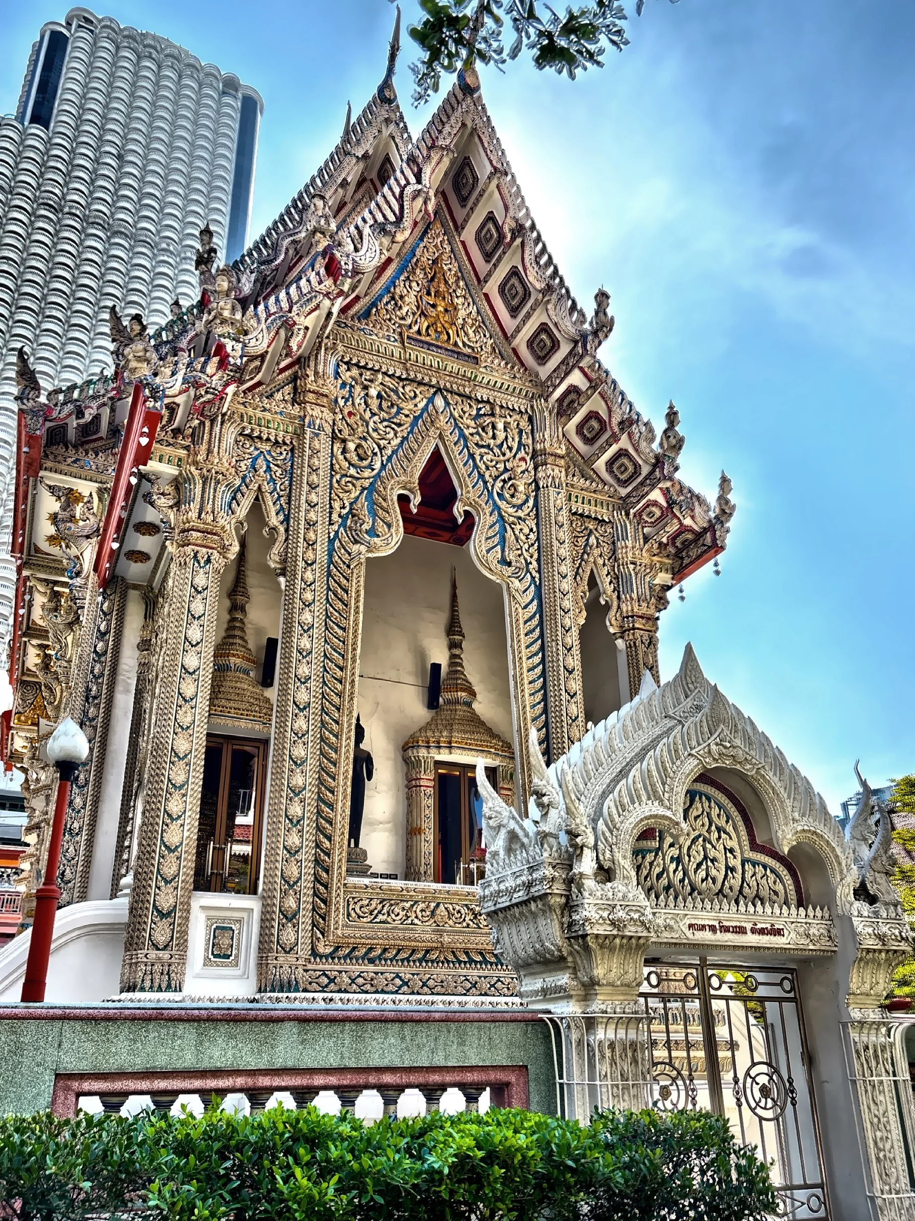  The historical Buddhist temple Wat Suan Phlu located in the Bang Rak District. 