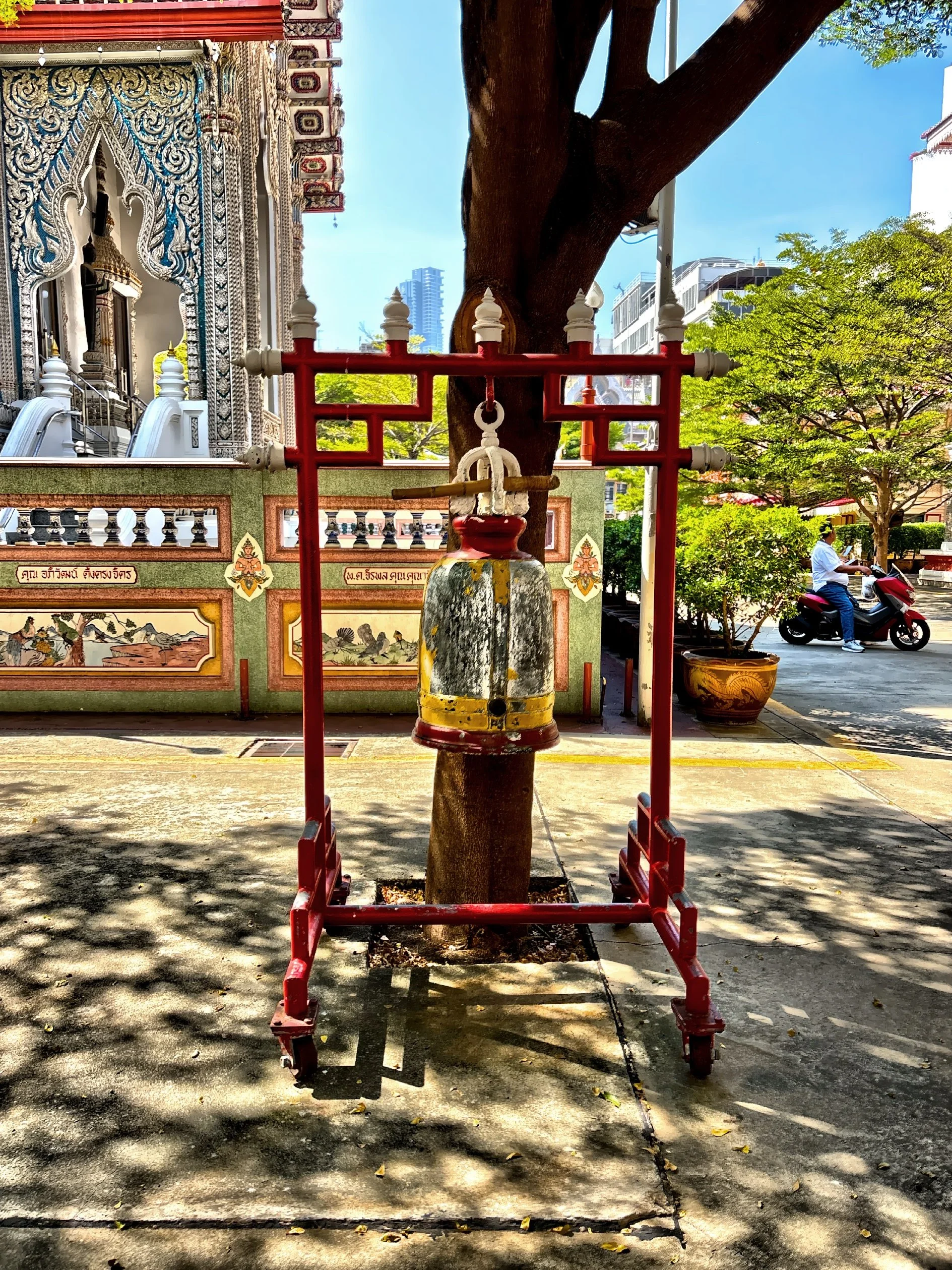  Bells similar to this one are usually found within a temple complex like Wat Saket. 