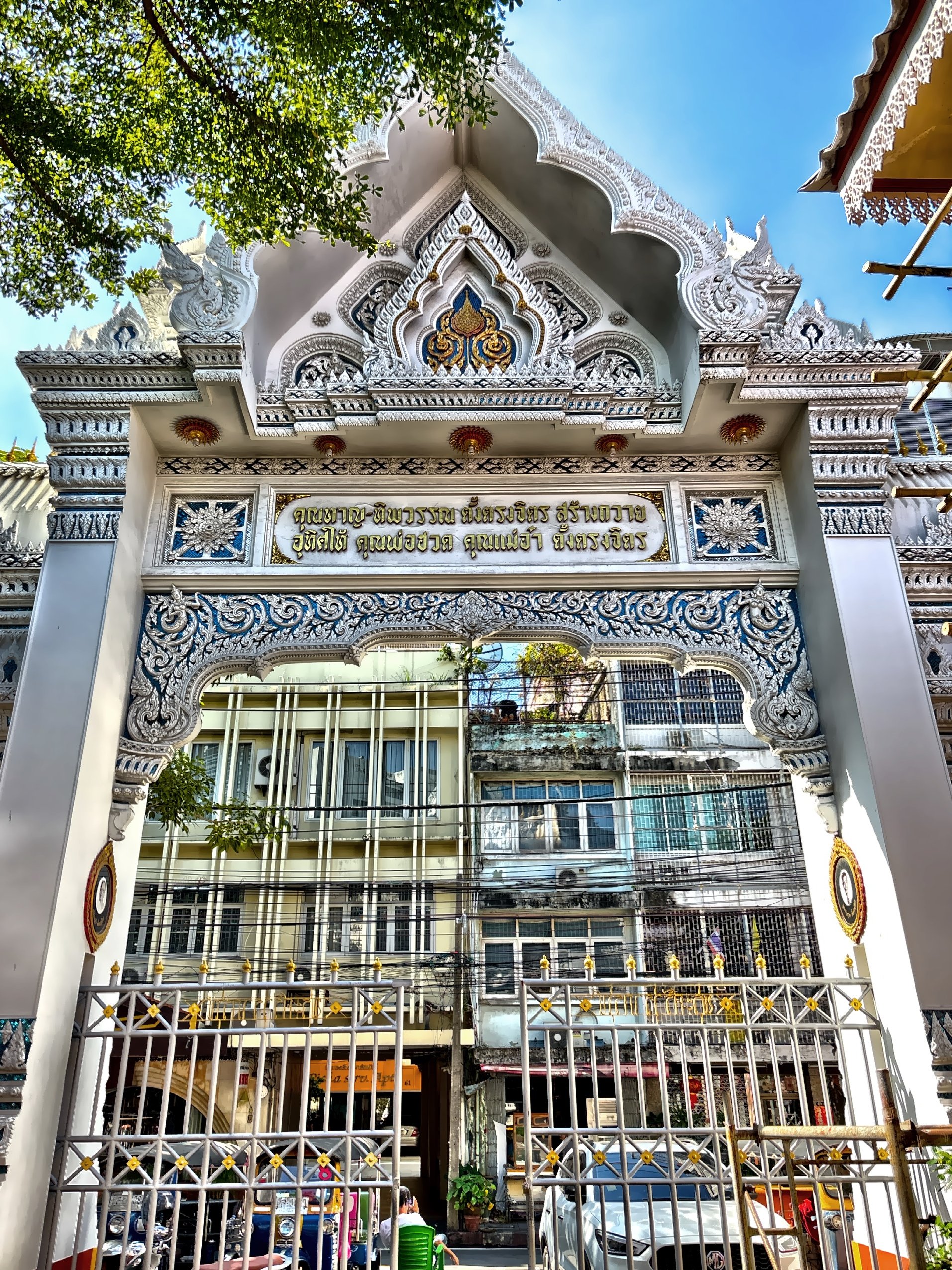  The intricately decorated entrance gate of Wat Suan Phlu. 
