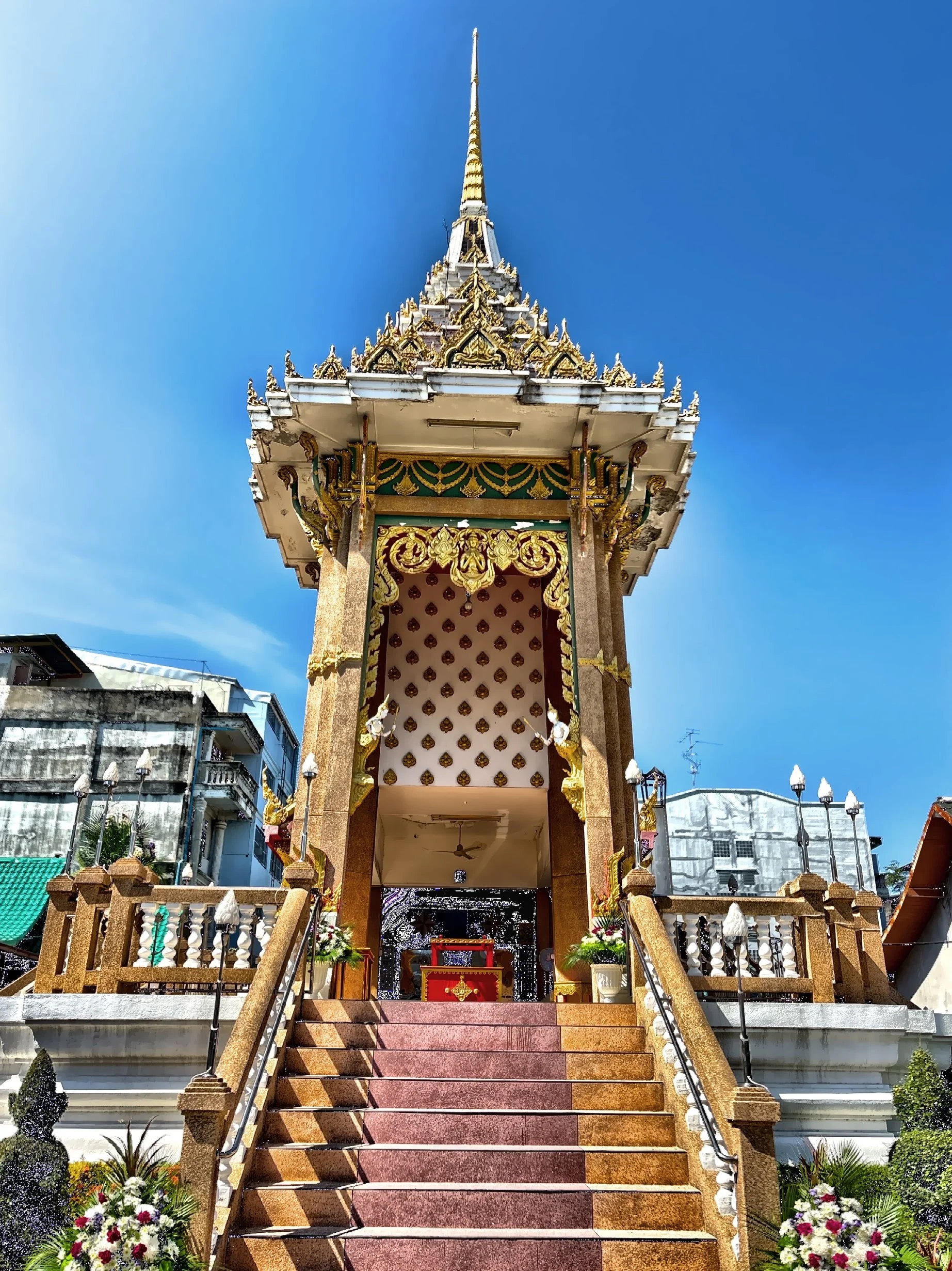  Wat Thepleela, built in 1842 during the reign of King Rama III. 
