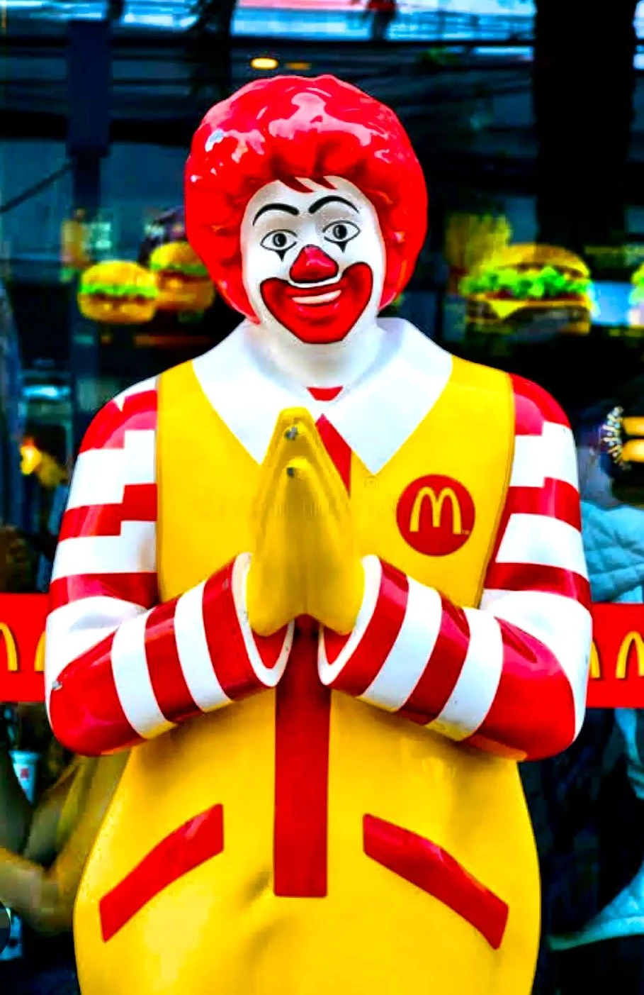  Ronald McDonald statue performing the traditional Thai greeting known as Wai. 