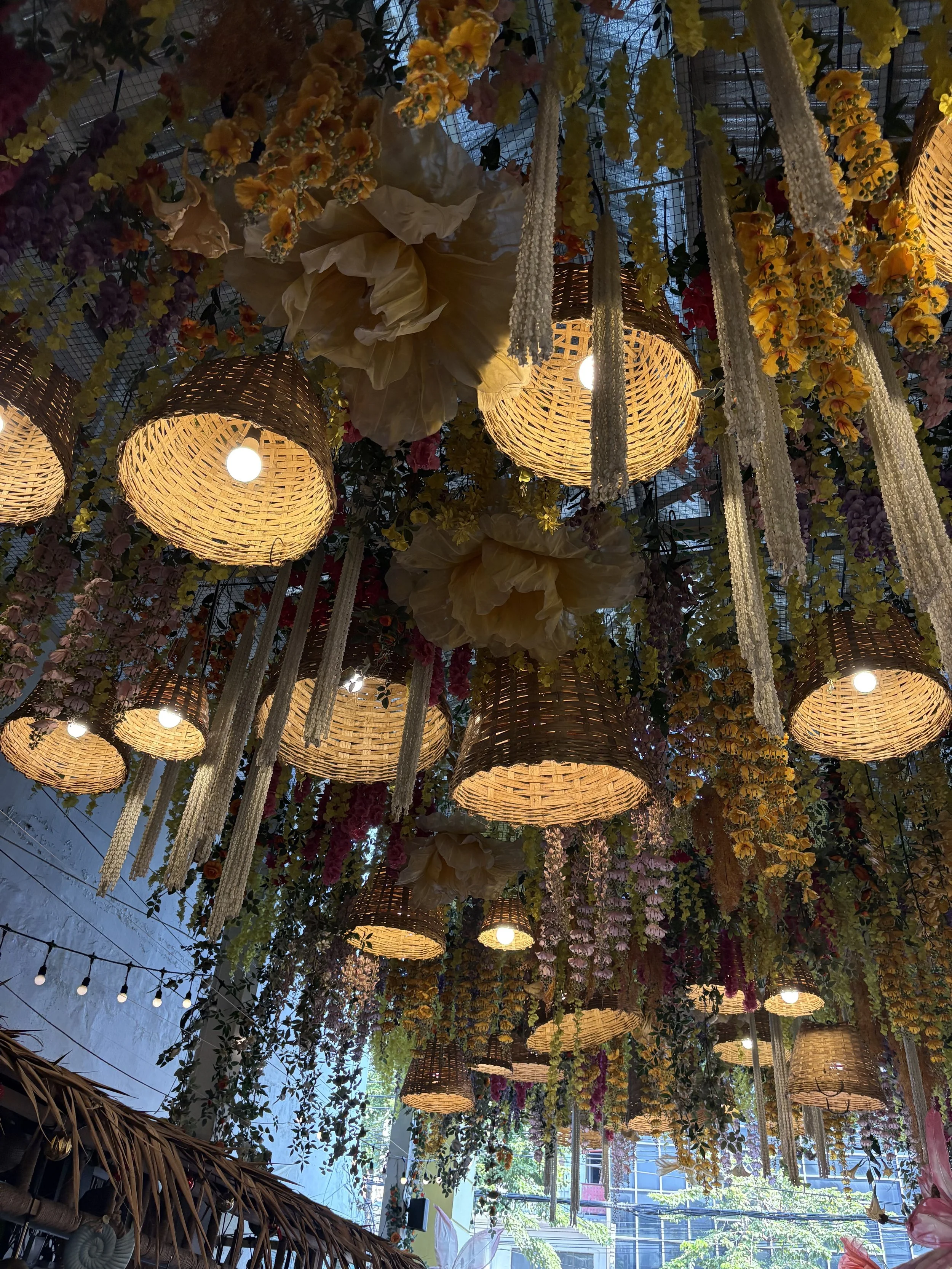  So while flowers dominate visually, it is more of a living cultural marketplace—part flower exchange, part food market, part everyday Bangkok life. 