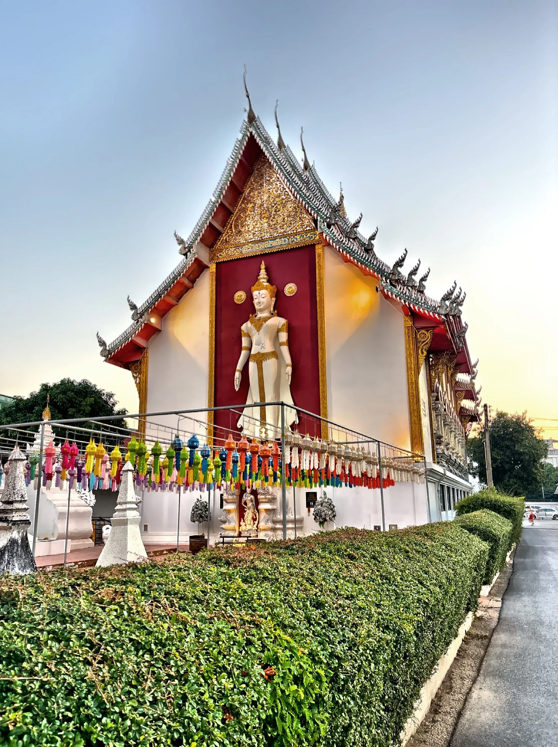  A standing Buddha on the facade of Wat Si Don Chai. 