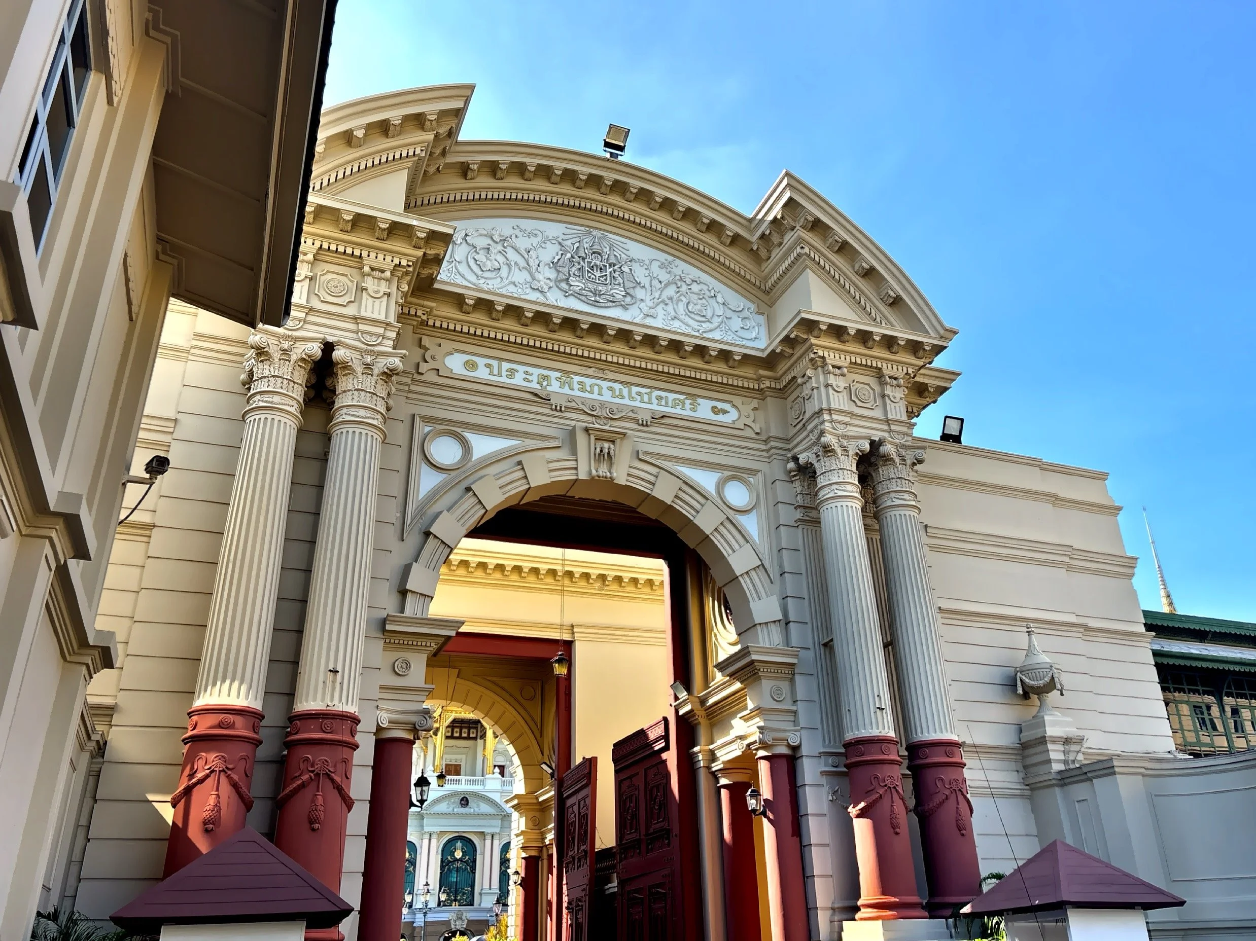  Phimanchaisri Gate connects the Outer Court to the Central Court, and historically serves as the entrance and exit for the King during processions or special occasions. The Outer Court is used for government offices and now serves as the visitor gat