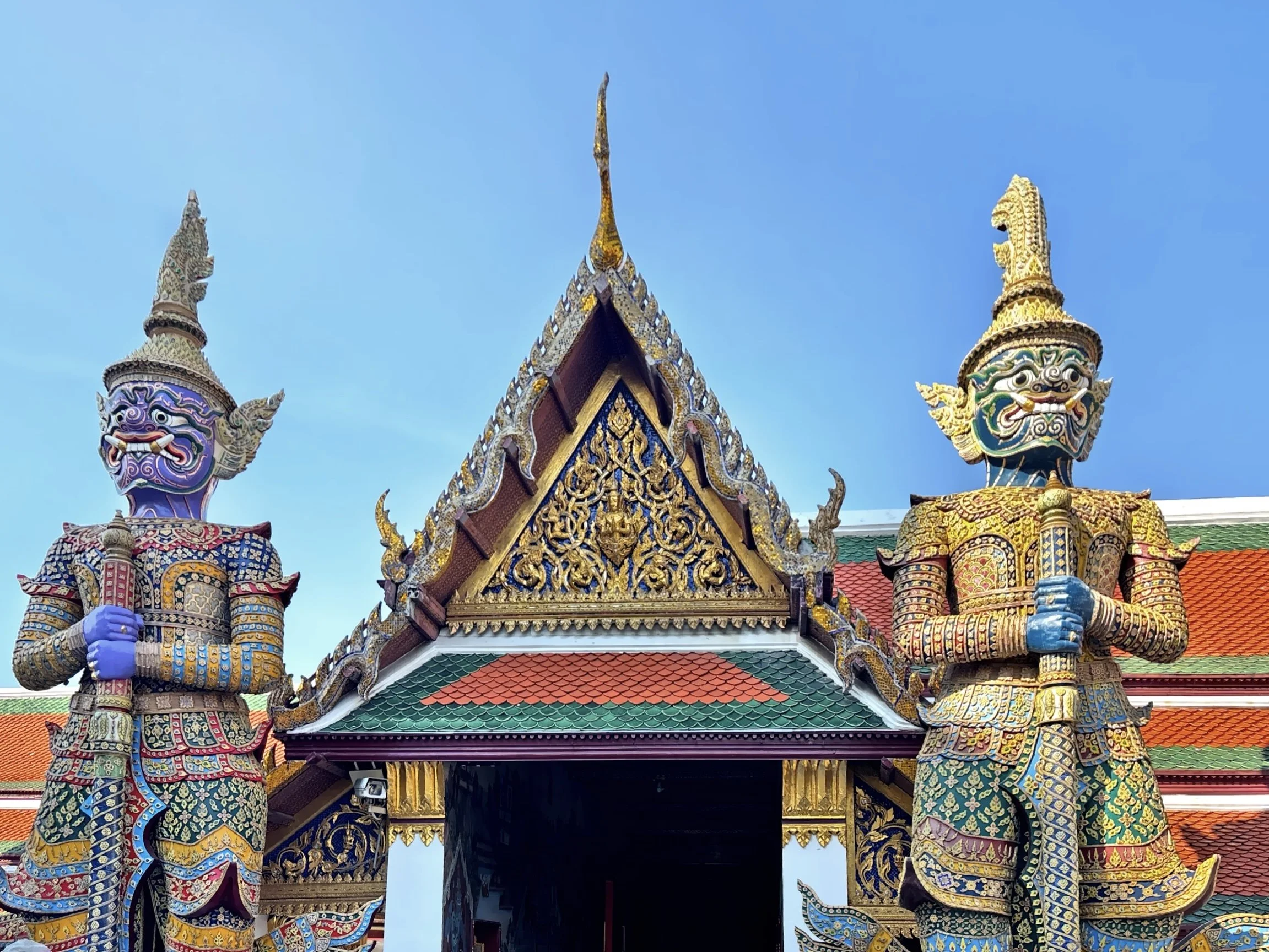  The guardian statues, Yaksha, at the entrance to Wat Phra Knew. 