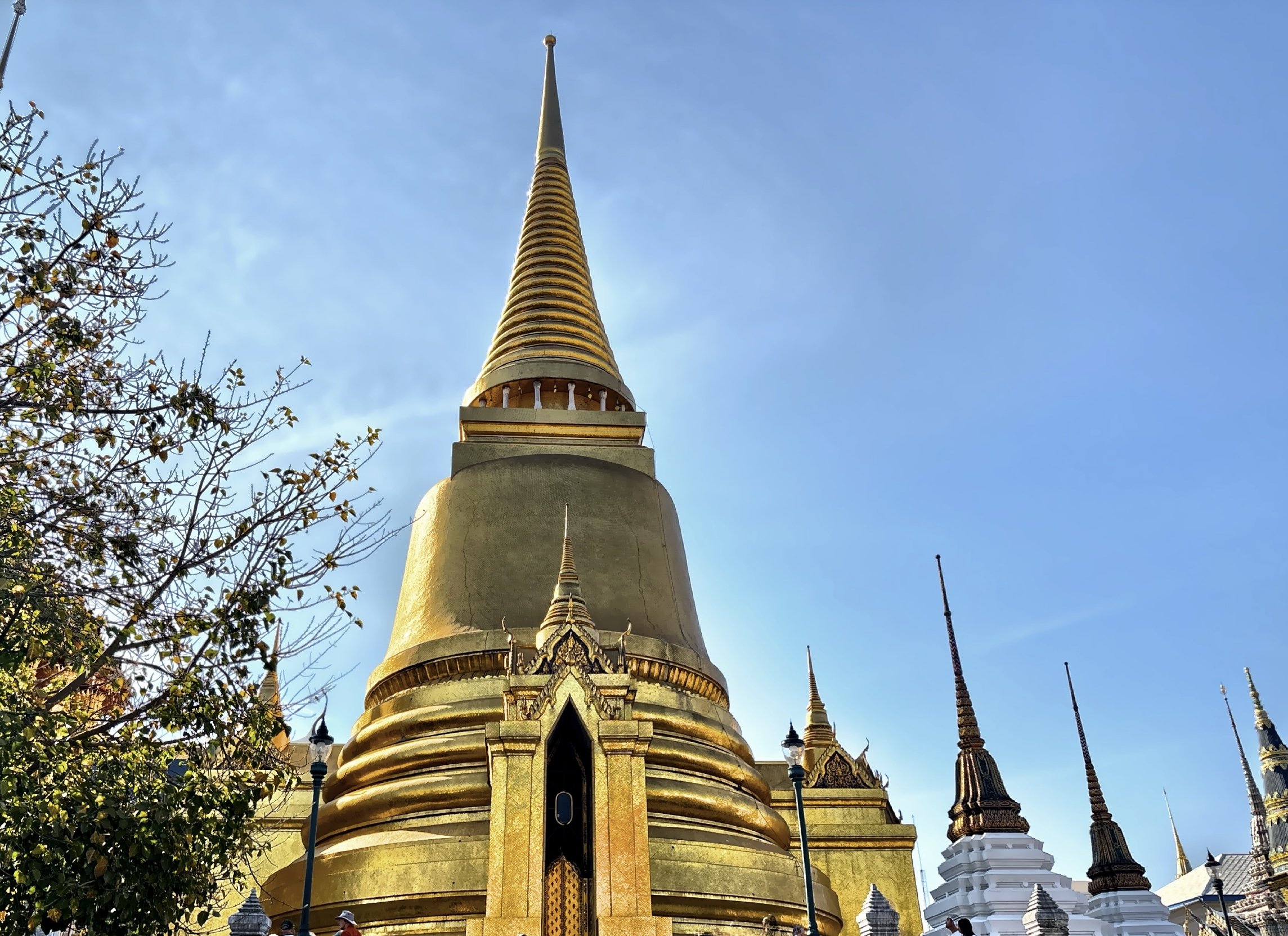  The bell-shaped Phra Sri Rattana Chedi (Golden Stupa) covered in gold leaf was added to the palace complex in 1855. 