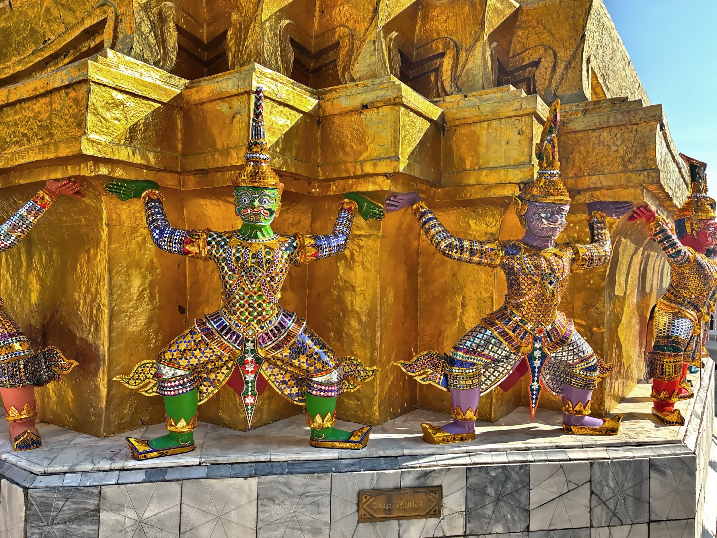  Yaksha guardian statues supporting a golden Chedi (stupa). 