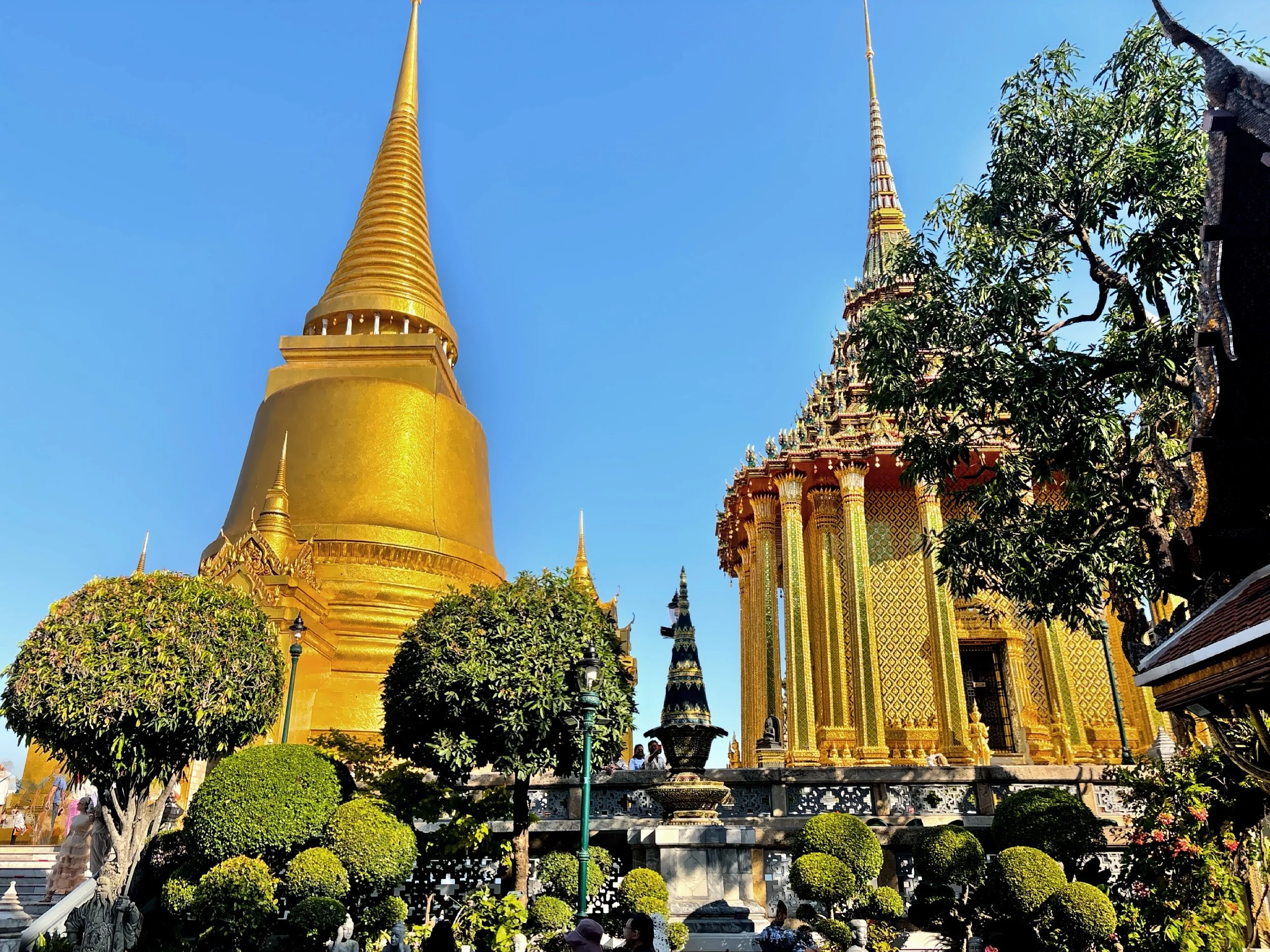  This massive bell-shaped golden stupa is called Phra Sri Rattana Chedi. 