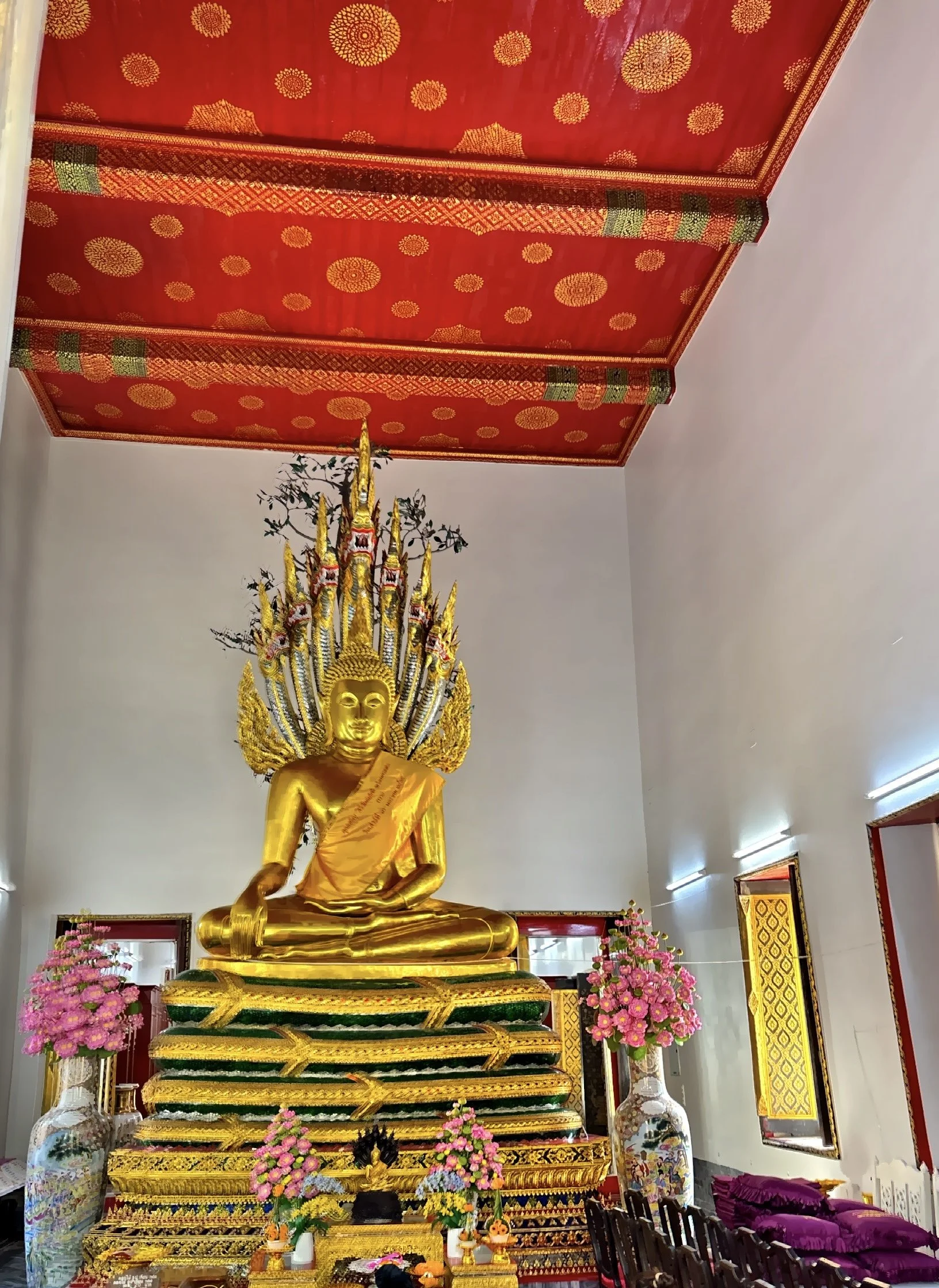  Phra Buddha Chinnasri Muninat located in Wat Pho. 
