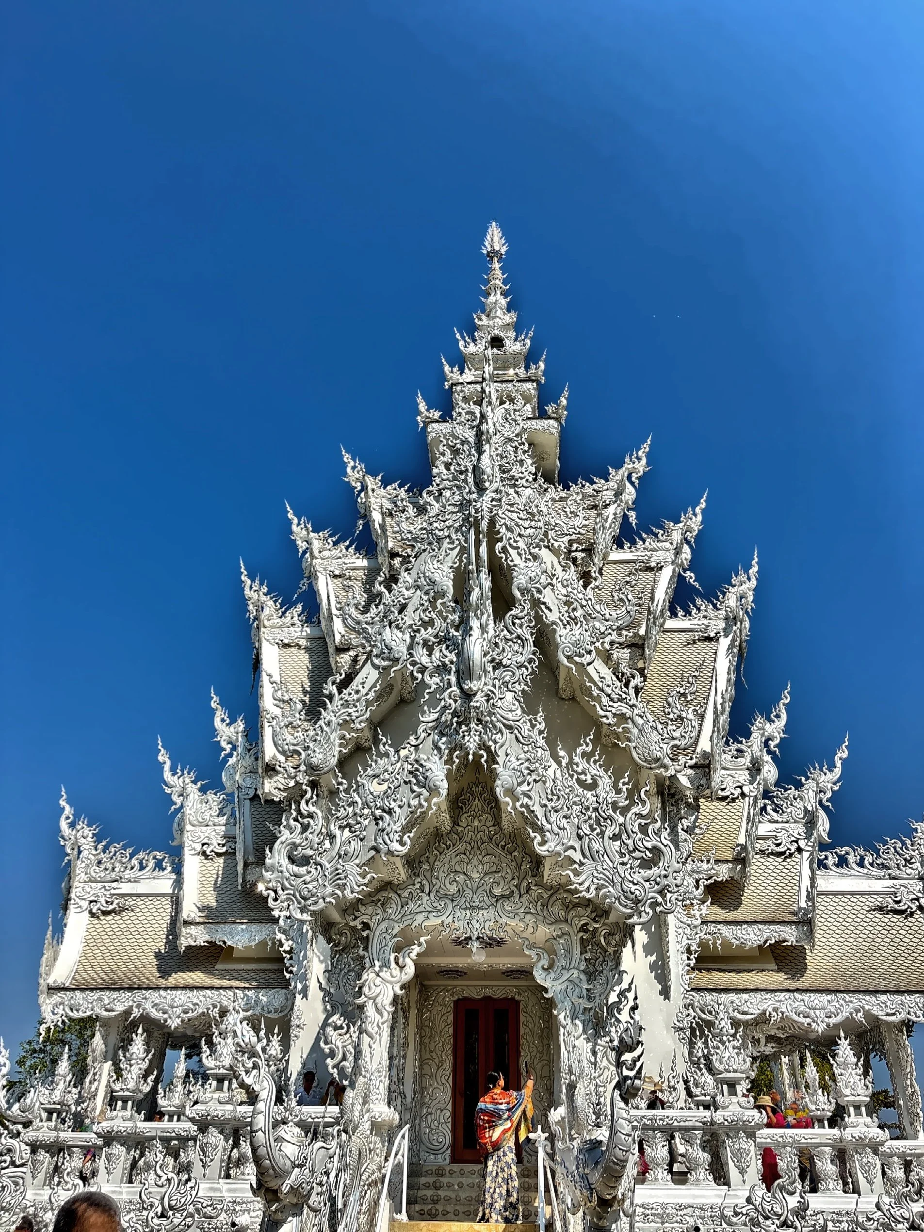  Unlike traditional gold temples, the white creates a clean, almost heavenly aesthetic. 