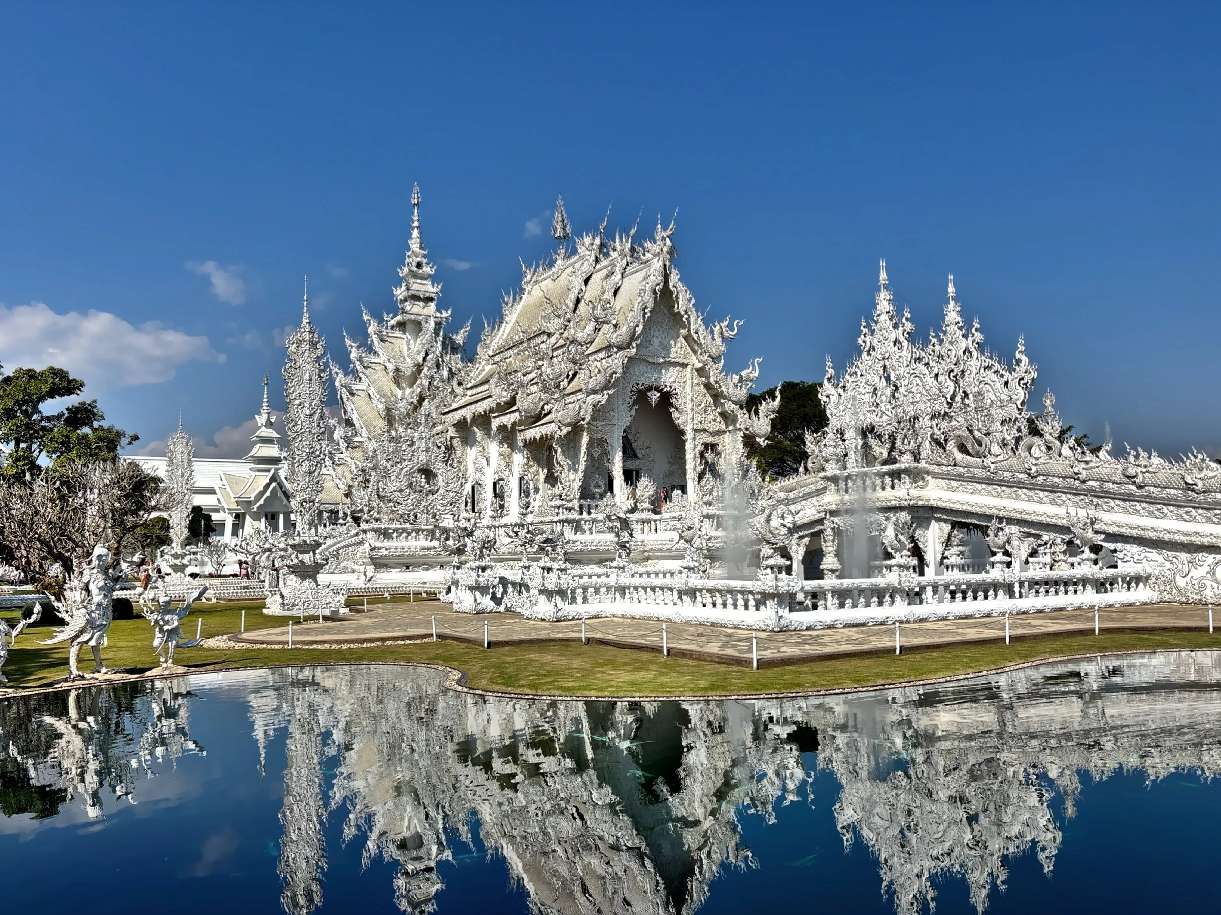  Embedded mirrored glass pieces reflect sunlight, representing enlightenment shining across the world 