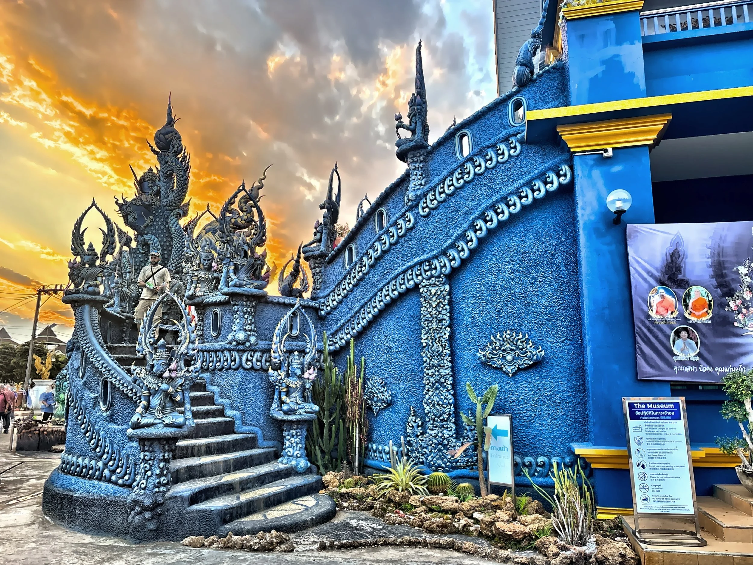  The vivid blue color represents purity, wisdom and the infinite, prompting a sense of serenity. 