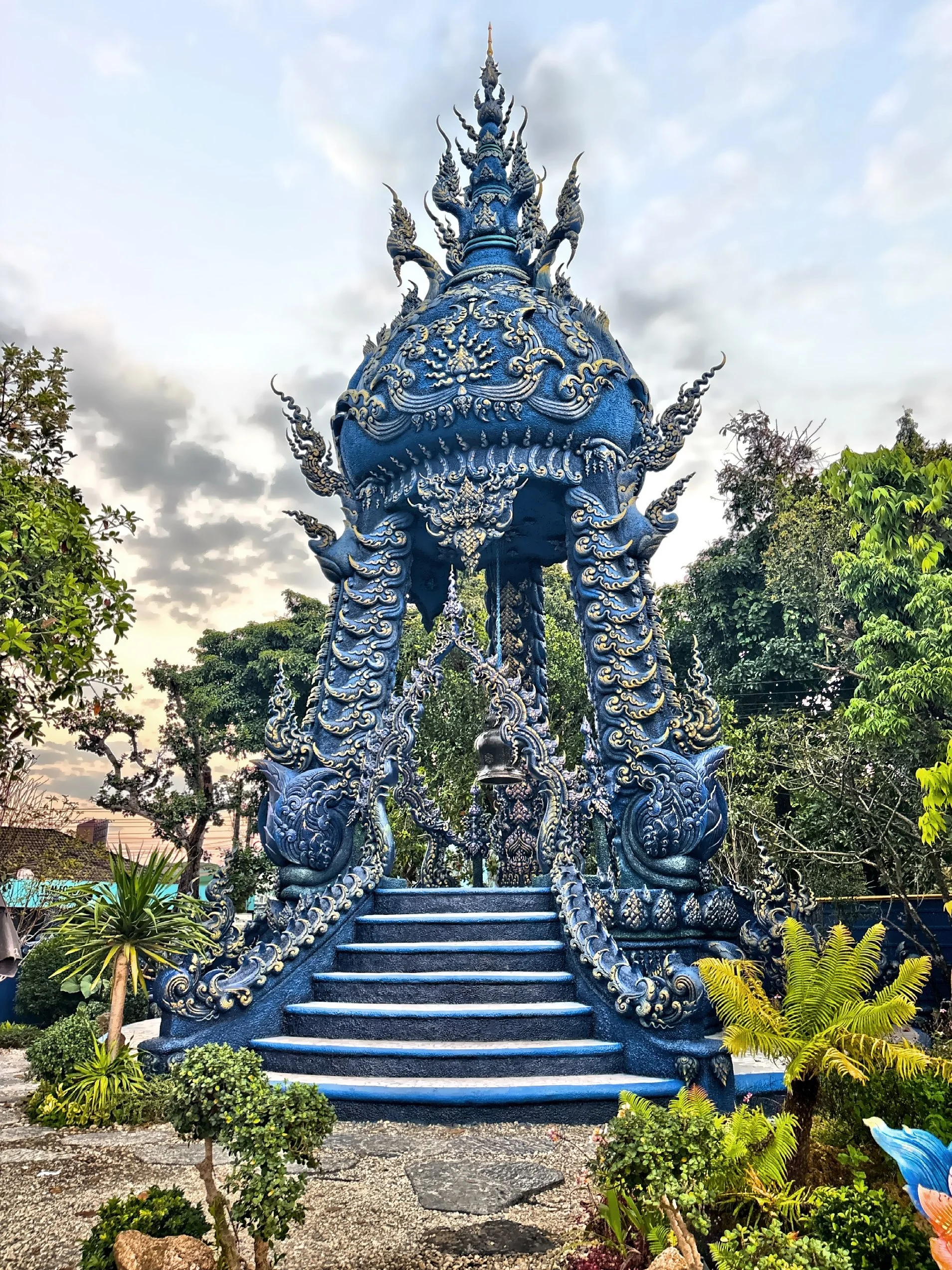  Outside, the grounds are peaceful and uncluttered. You’ll find small shrines, quiet corners, ideal places to linger, take photos, or simply sit and absorb the stillness. 