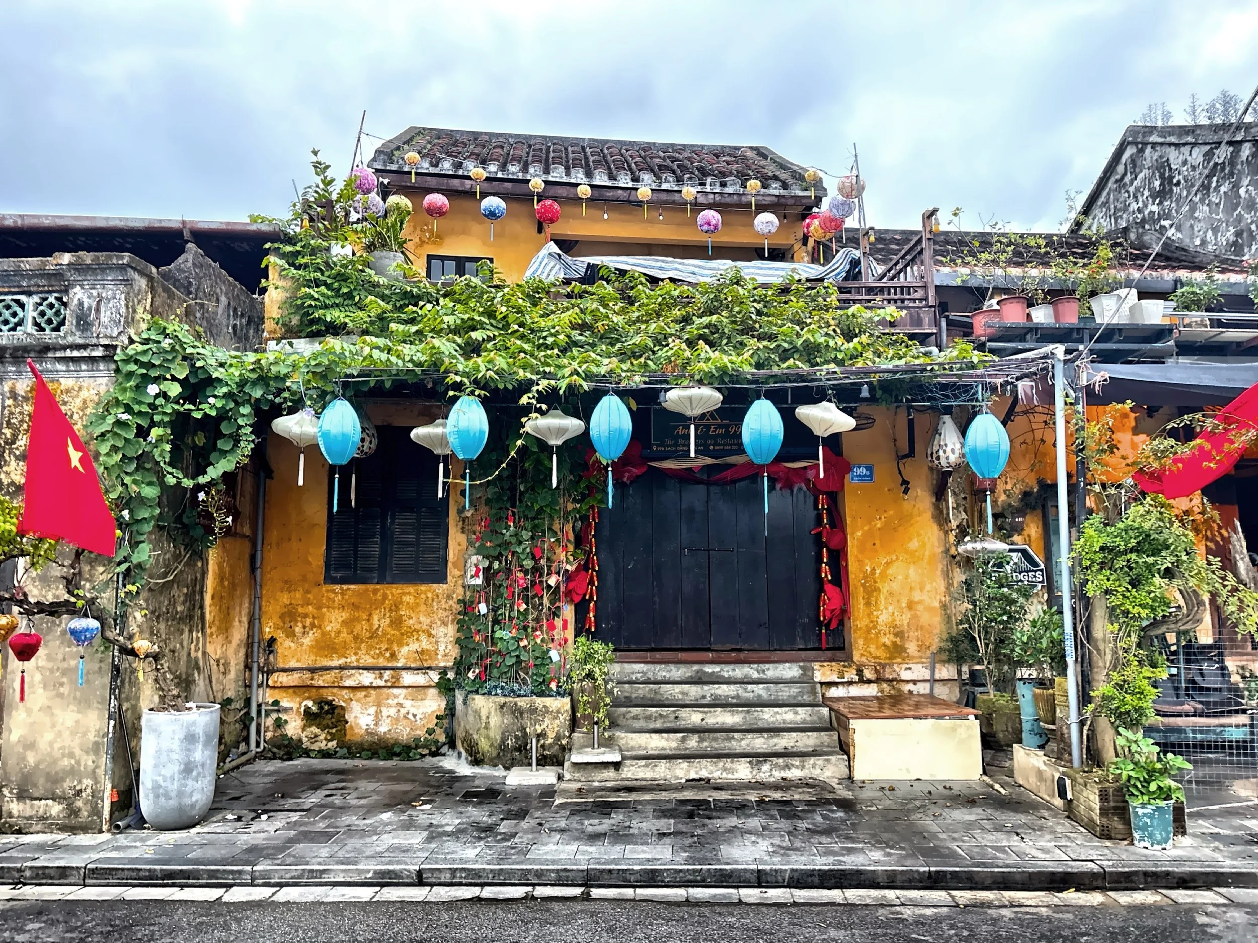  Old merchant houses and temples blending Vietnamese, Chinese, and Japanese styles. 