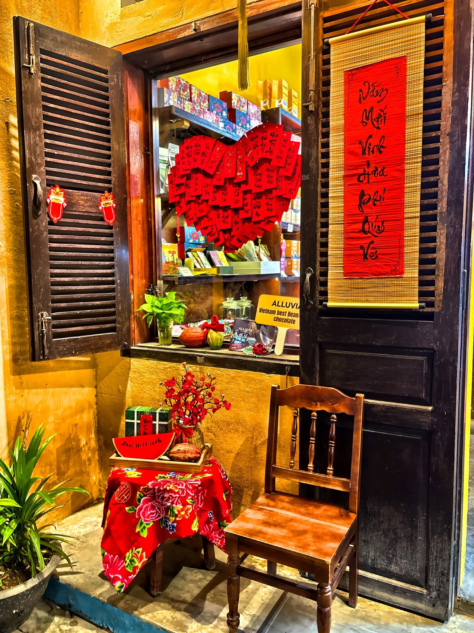  The heart-shaped hanging here is made from red envelopes which are traditionally used for gifting money during the Lunar New Year to symbolize good luck, prosperity and protection from evil spirits. 