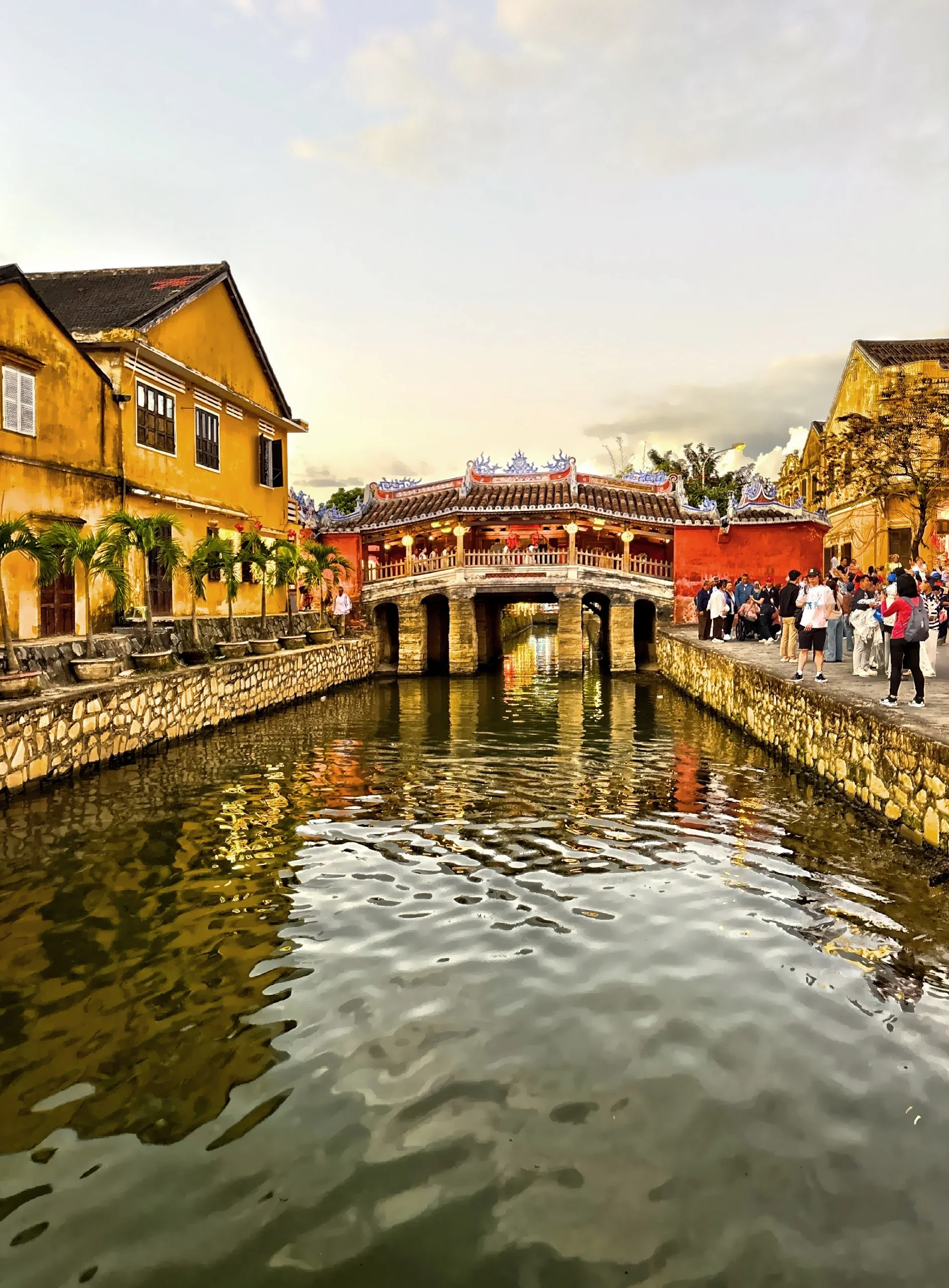  The Japanese Covered Bridge was originally constructed by Japanese merchants in the late 16th century to connect with the Chinese community here. 