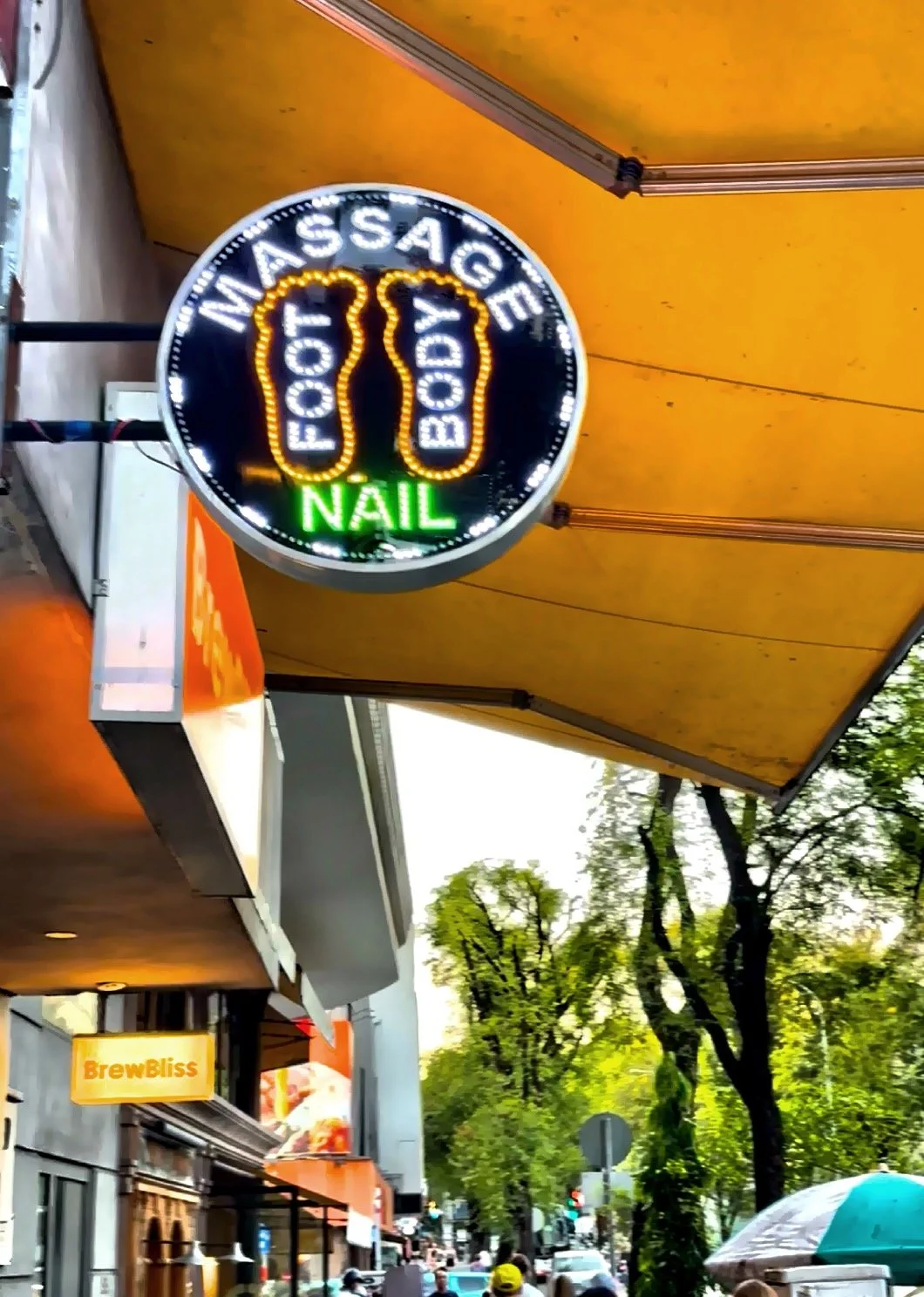  There are many massage establishments all over the city. 