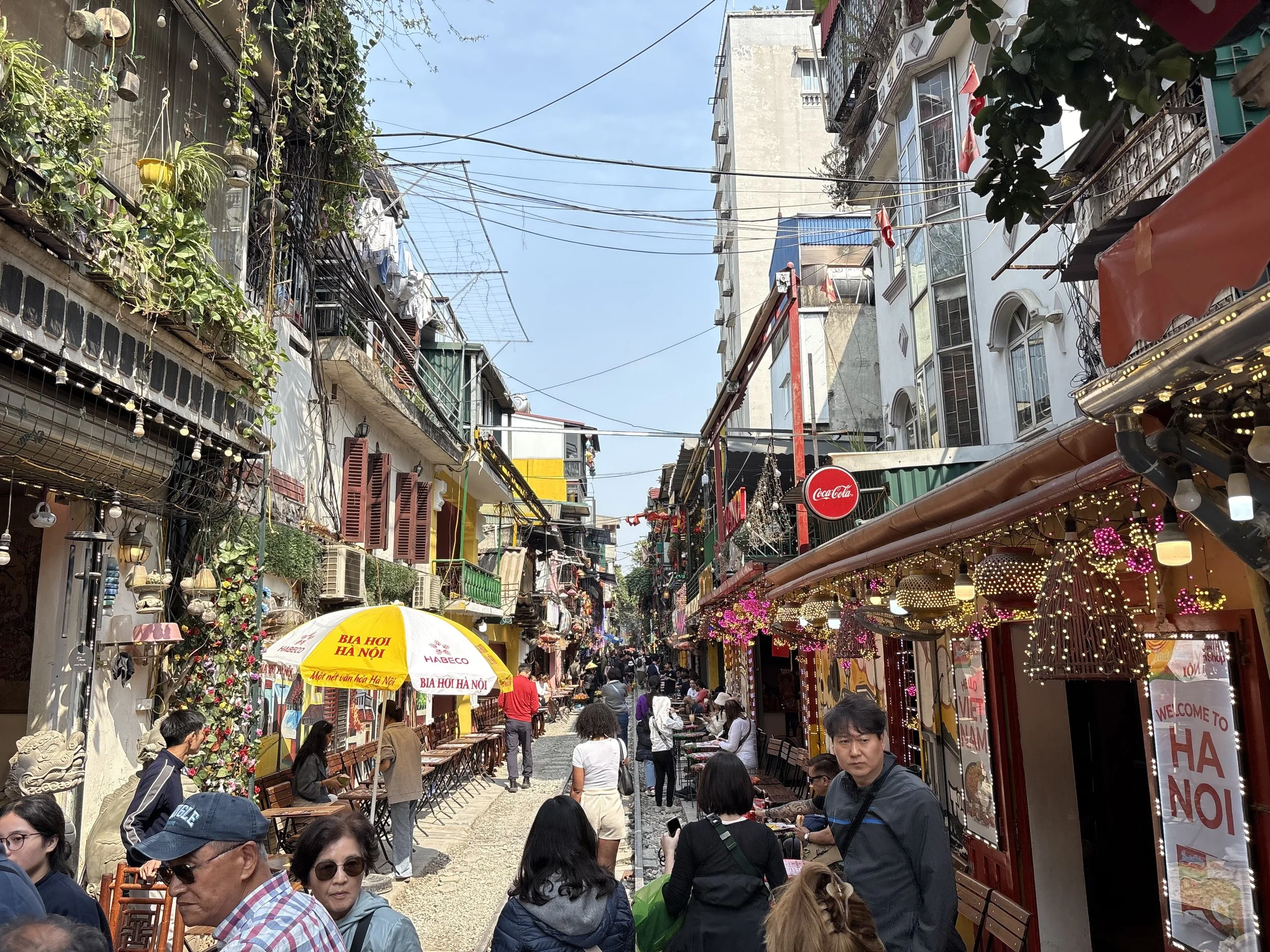  This did not start as a tourist attraction—it grew out of Vietnam’s colonial-era railway system and decades of everyday urban life. 