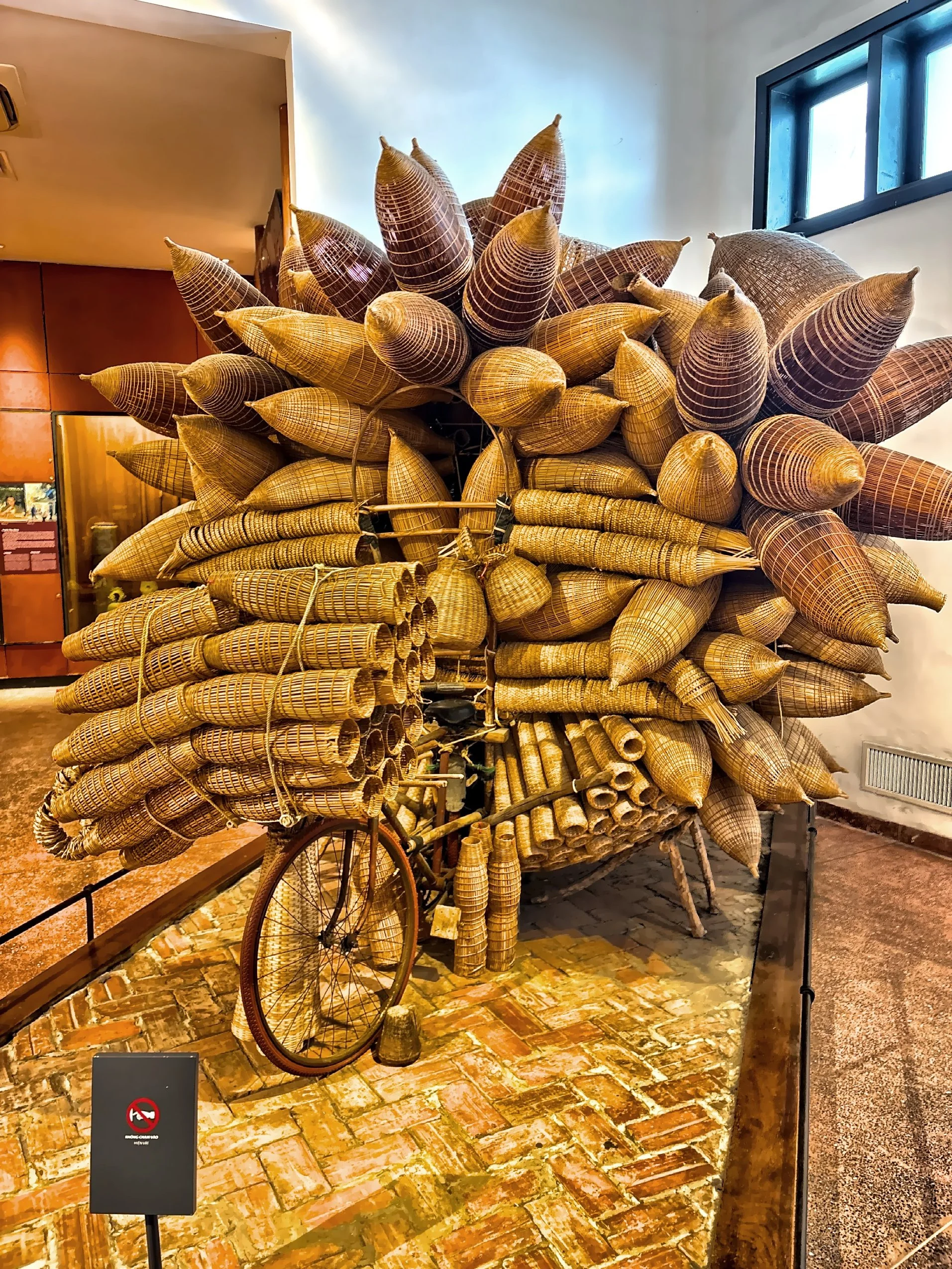  A bicycle carrying many beautifully shaped bamboo fish traps called Do. 