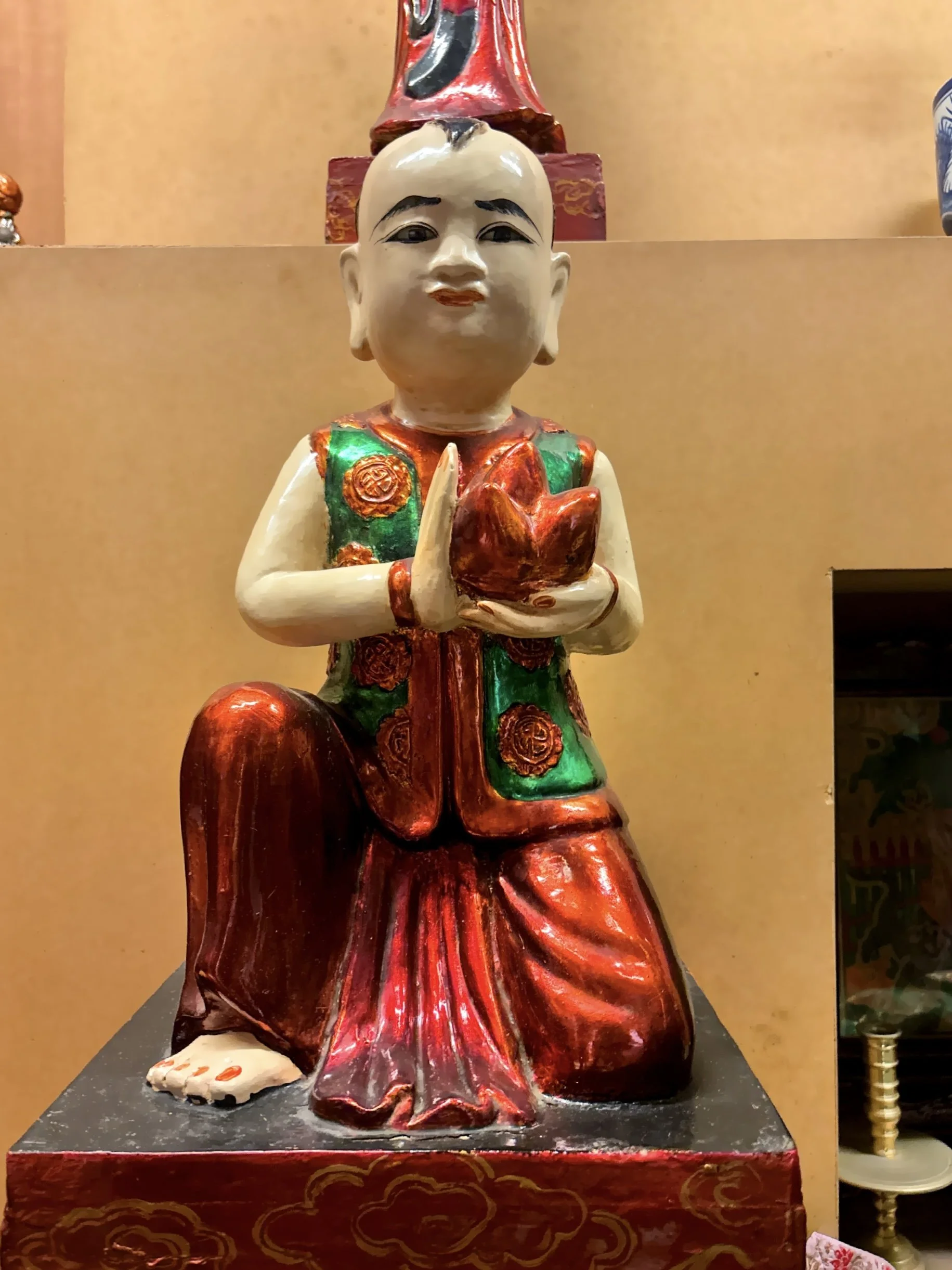  A Chinese doll called a Maharaja figurine. 