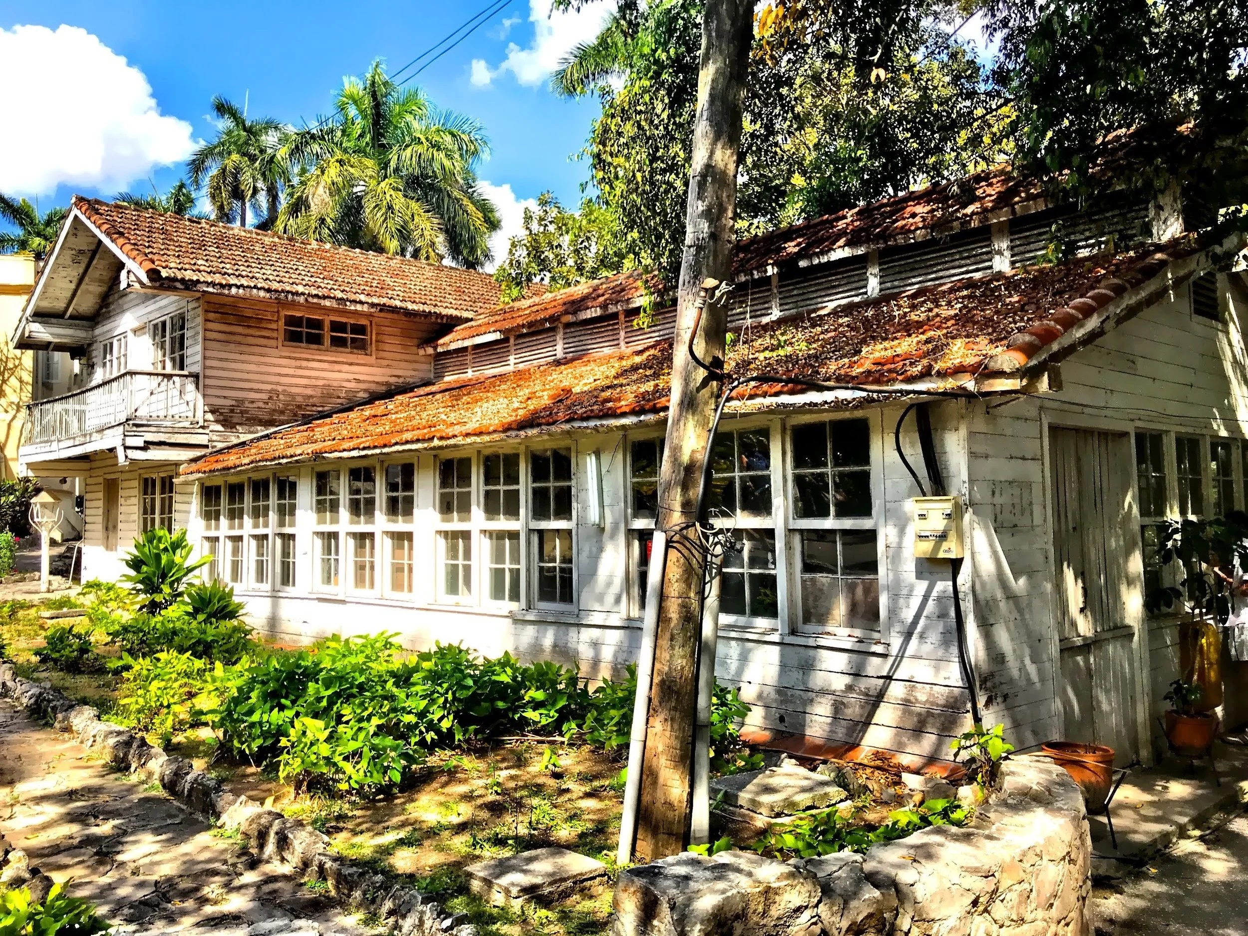 The Cuban government acquired Hemingway’s home primarily through revolution-era expropriation, not a voluntary sale. The later agreement with his widow helped formalize its status as a preserved cultural property. 