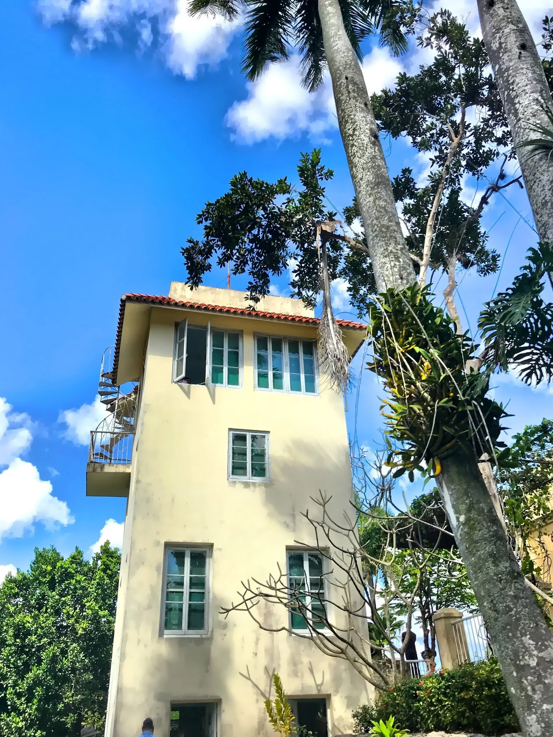  A small tower stands nearby, intended as a writing retreat, though accounts suggest he rarely used it as much as he imagined he would. 