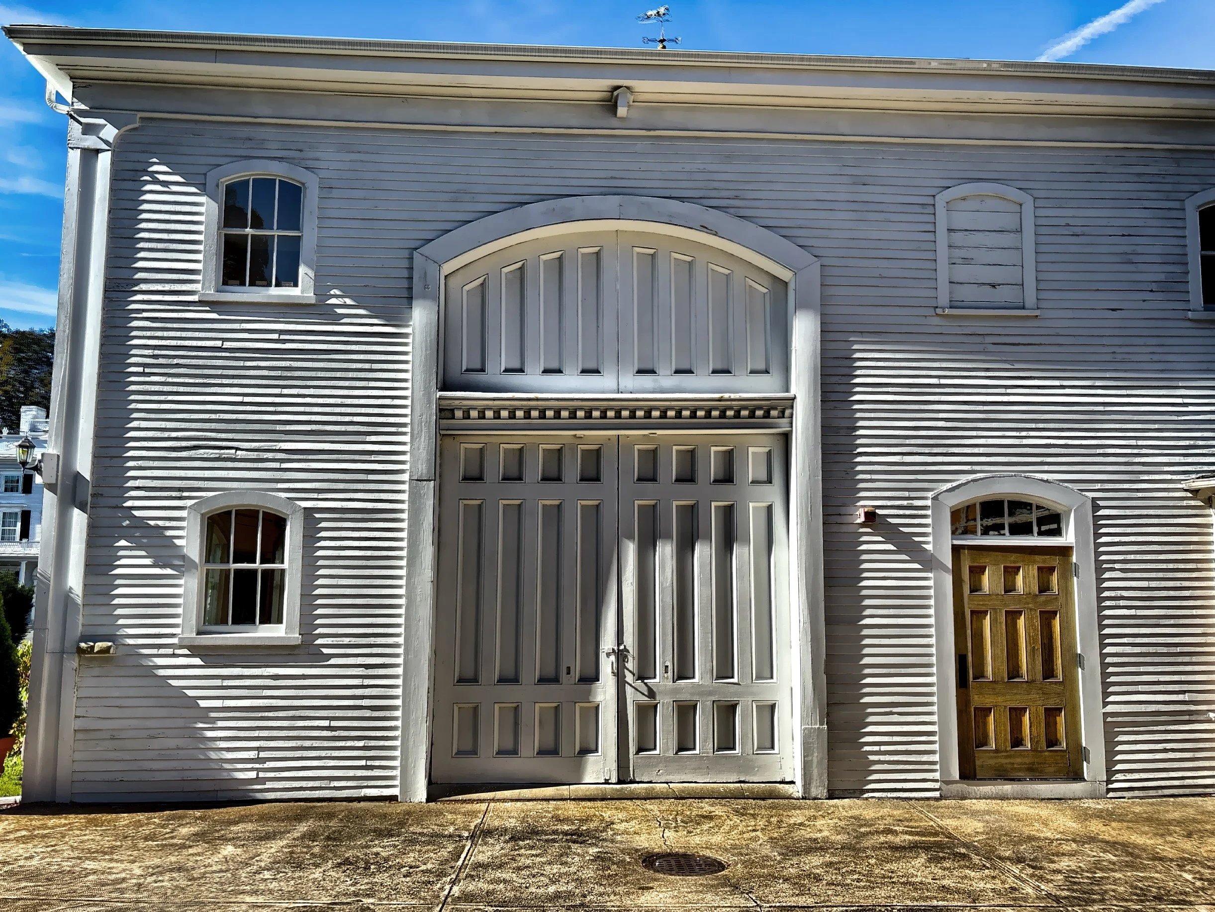  The original carriage house—an architectural gem that reflects both elegance and ingenuity, was designed with a grand ballroom built right inside, creating a space where transportation and entertainment seamlessly coexisted. Today, it has been reima