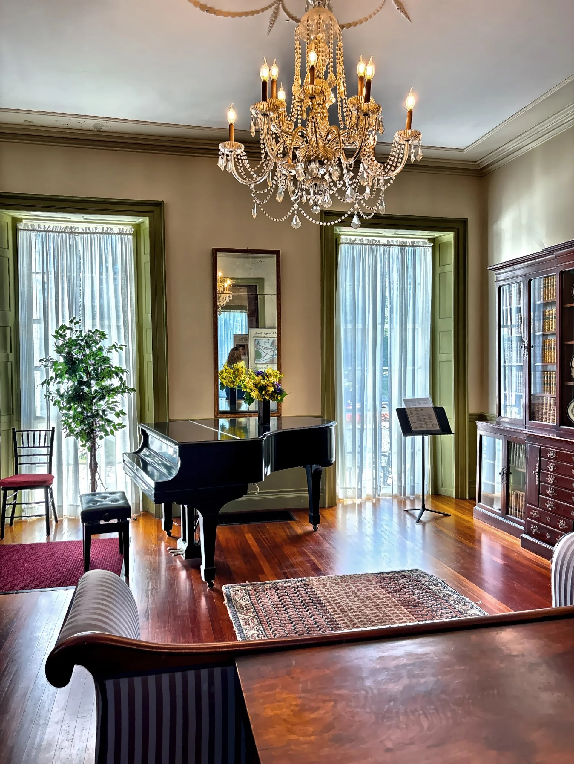  The mansion hosted several notable figures including presidents and Hollywood personalities. 