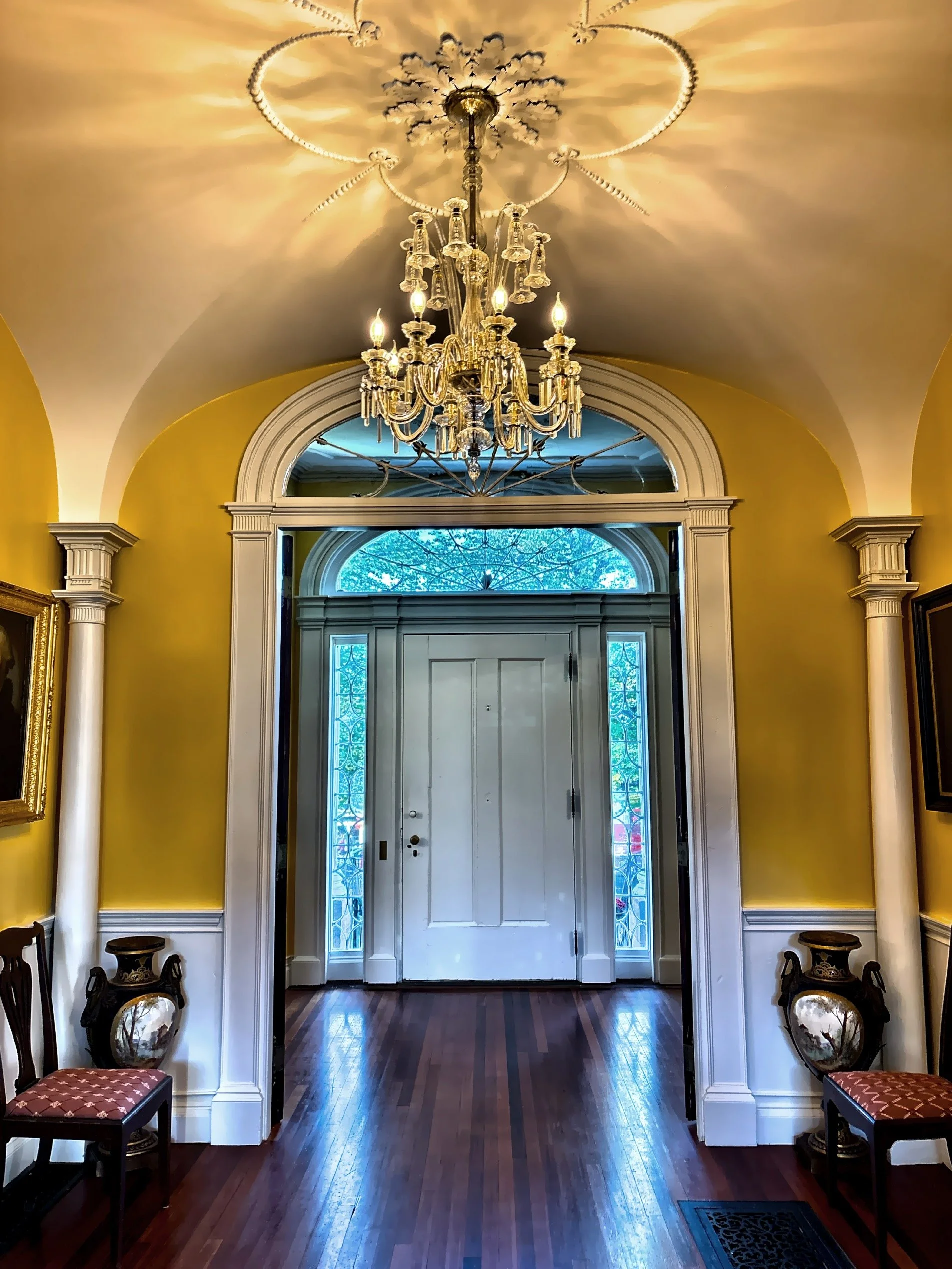  The classic style front door and entrance hall. 