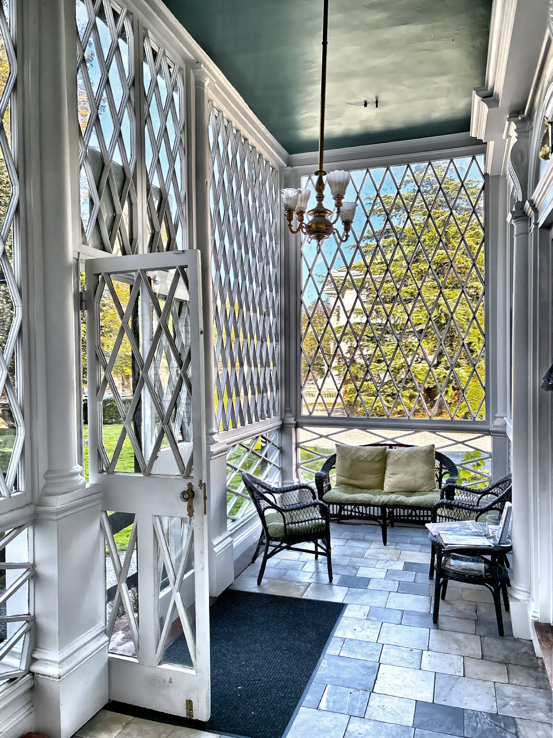  The sunroom featuring distinctive diamond-pattern lattice framework. 
